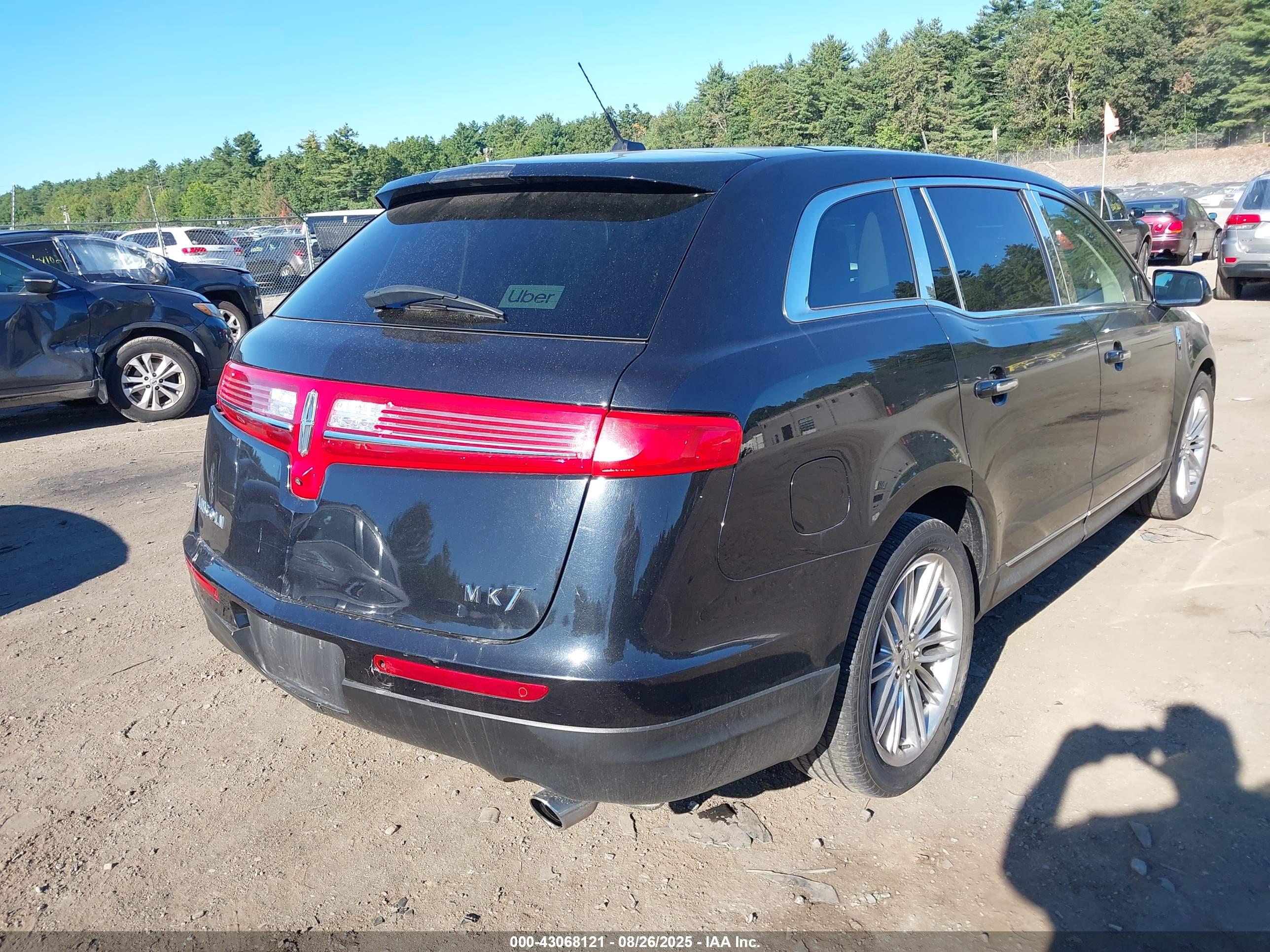 LINCOLN MKT image 4
