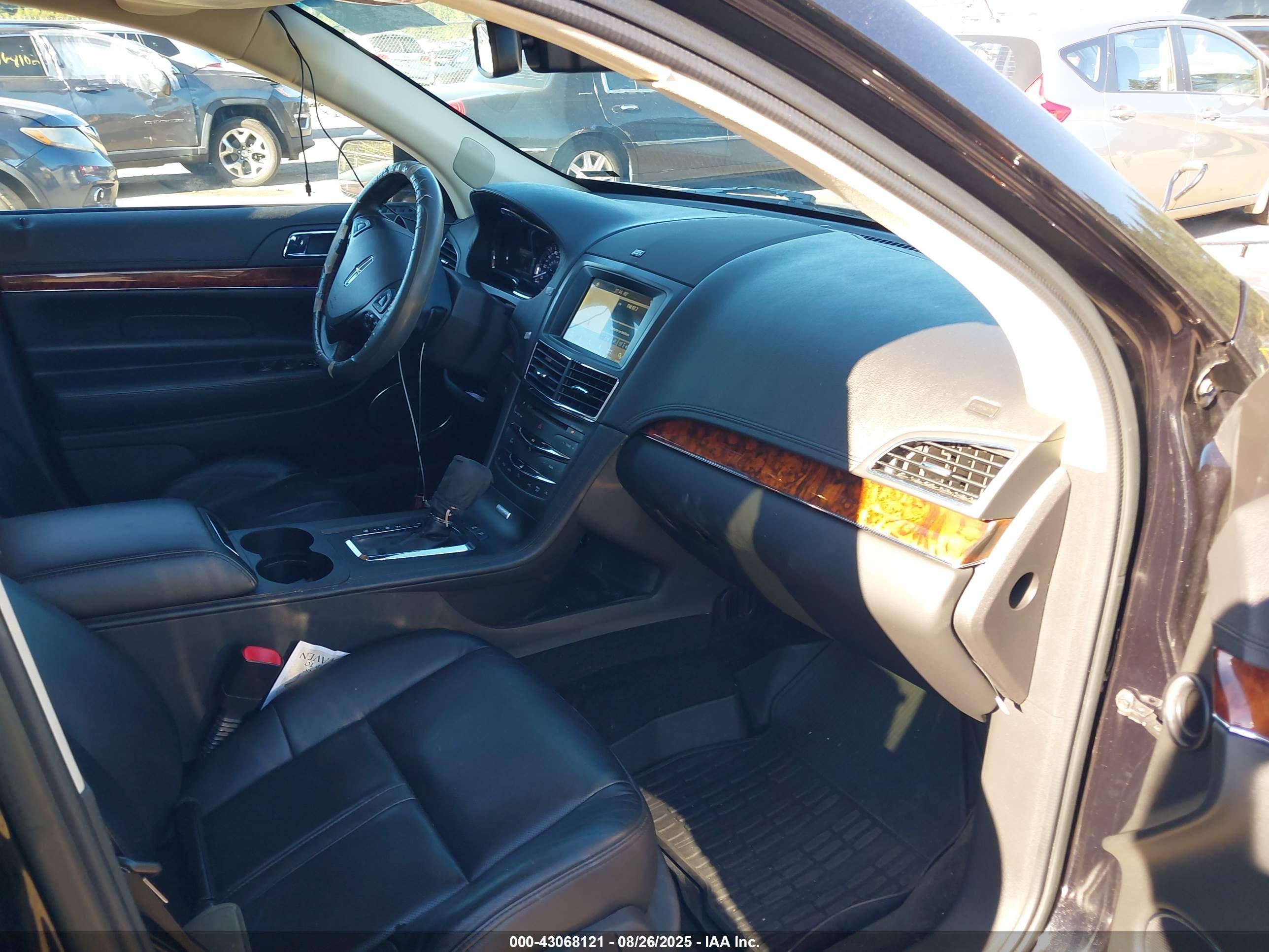 LINCOLN MKT image 5