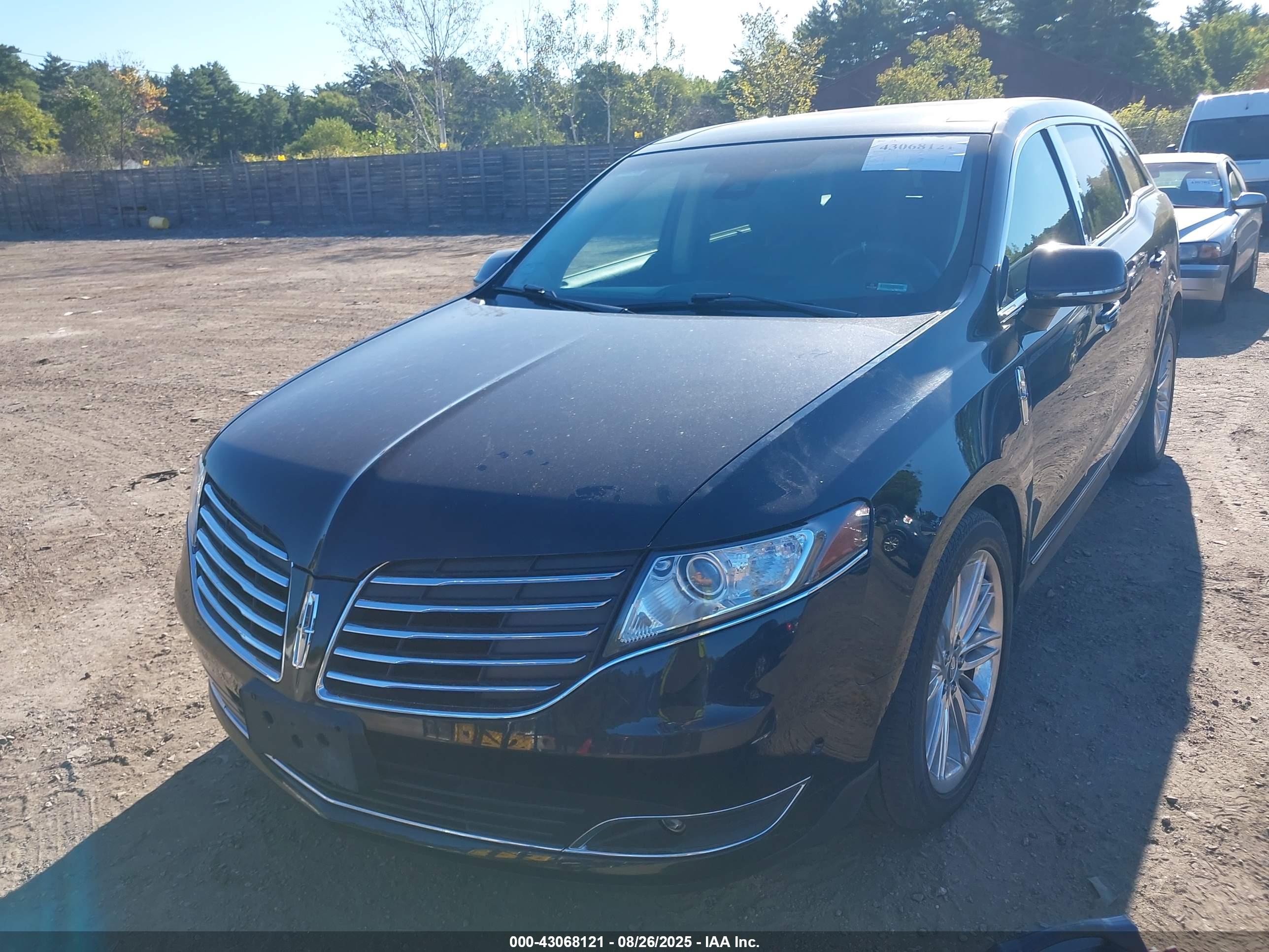 LINCOLN MKT image 6