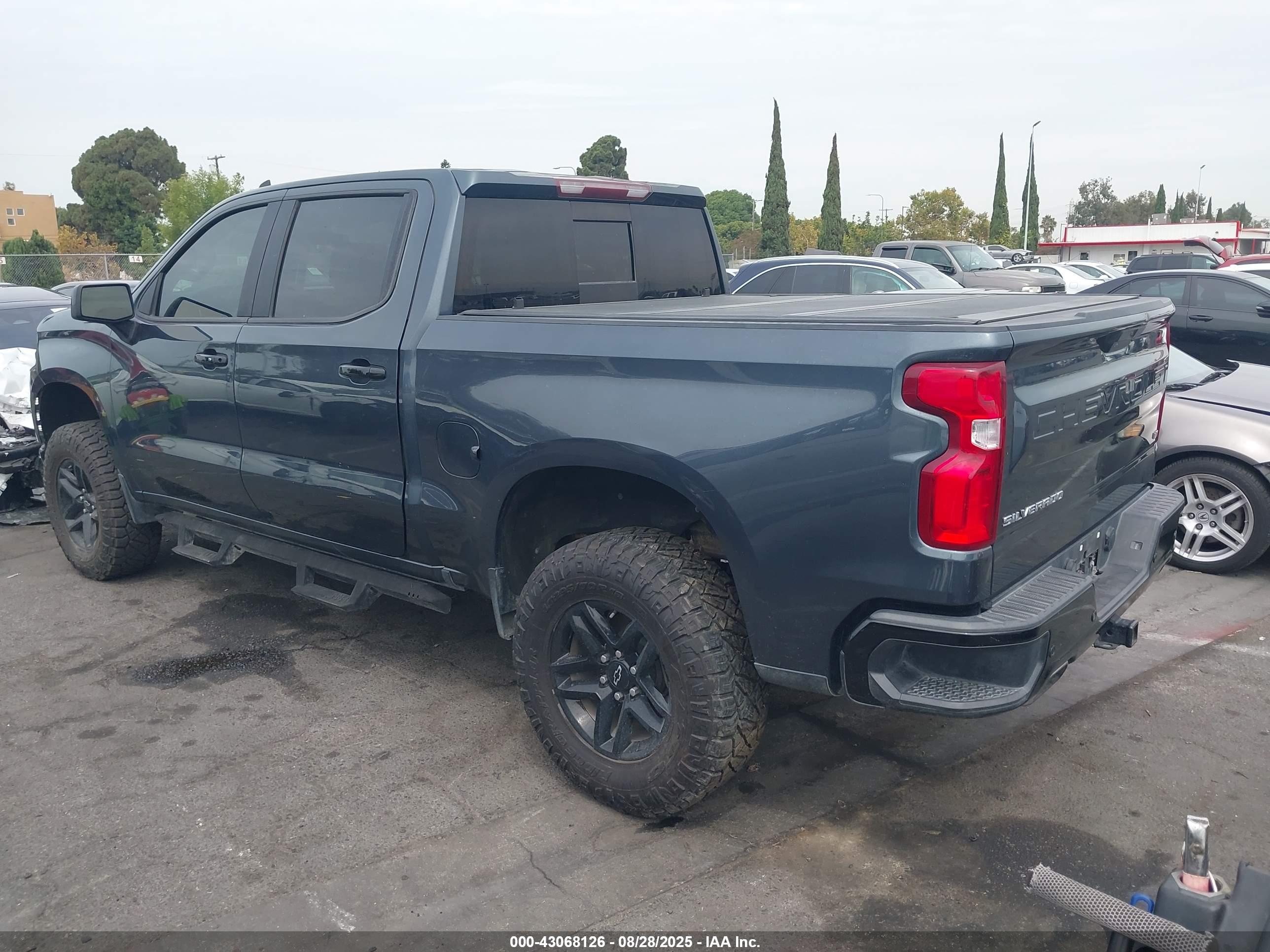 CHEVROLET SILVERADO image 3