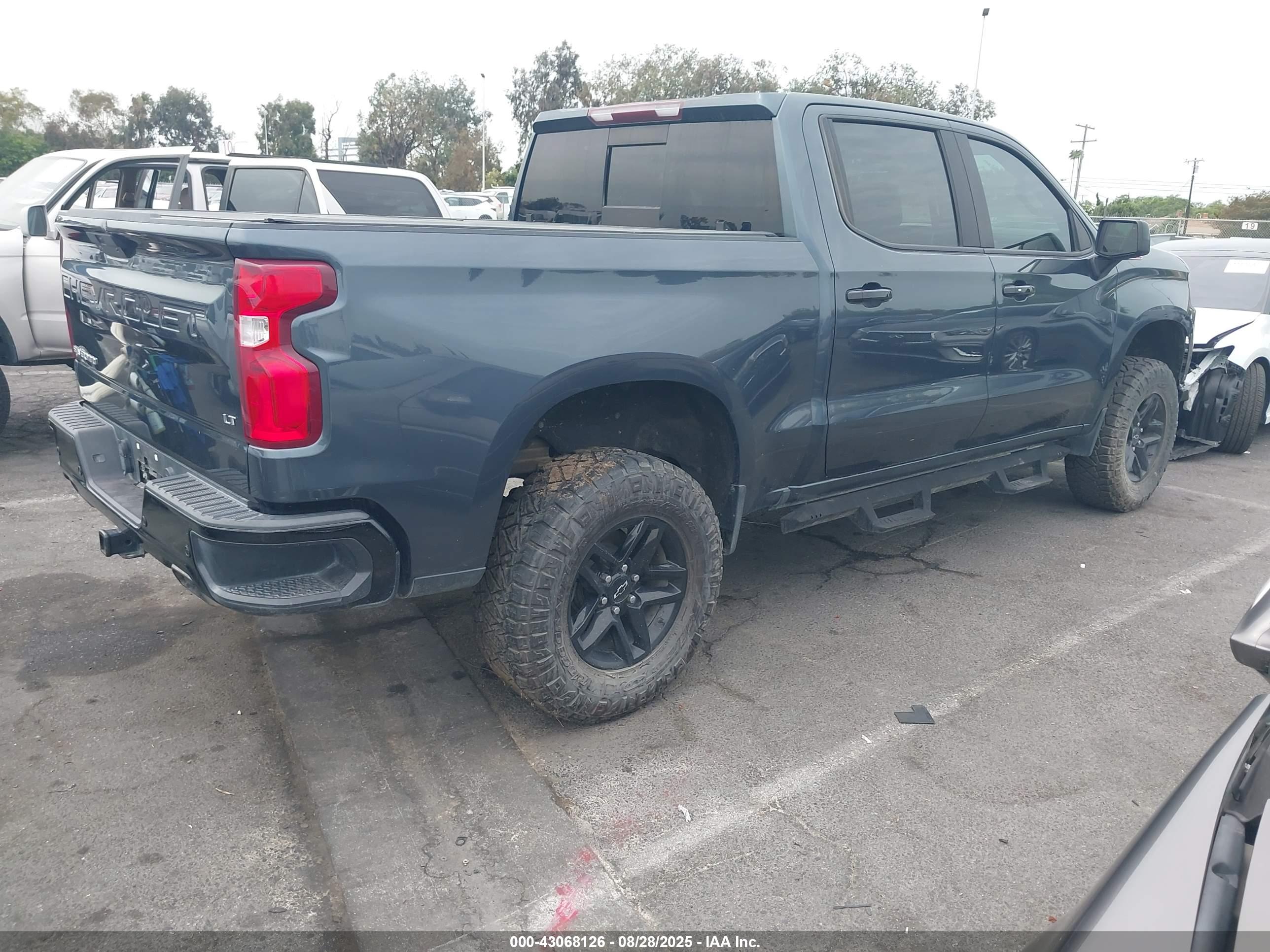 CHEVROLET SILVERADO image 4