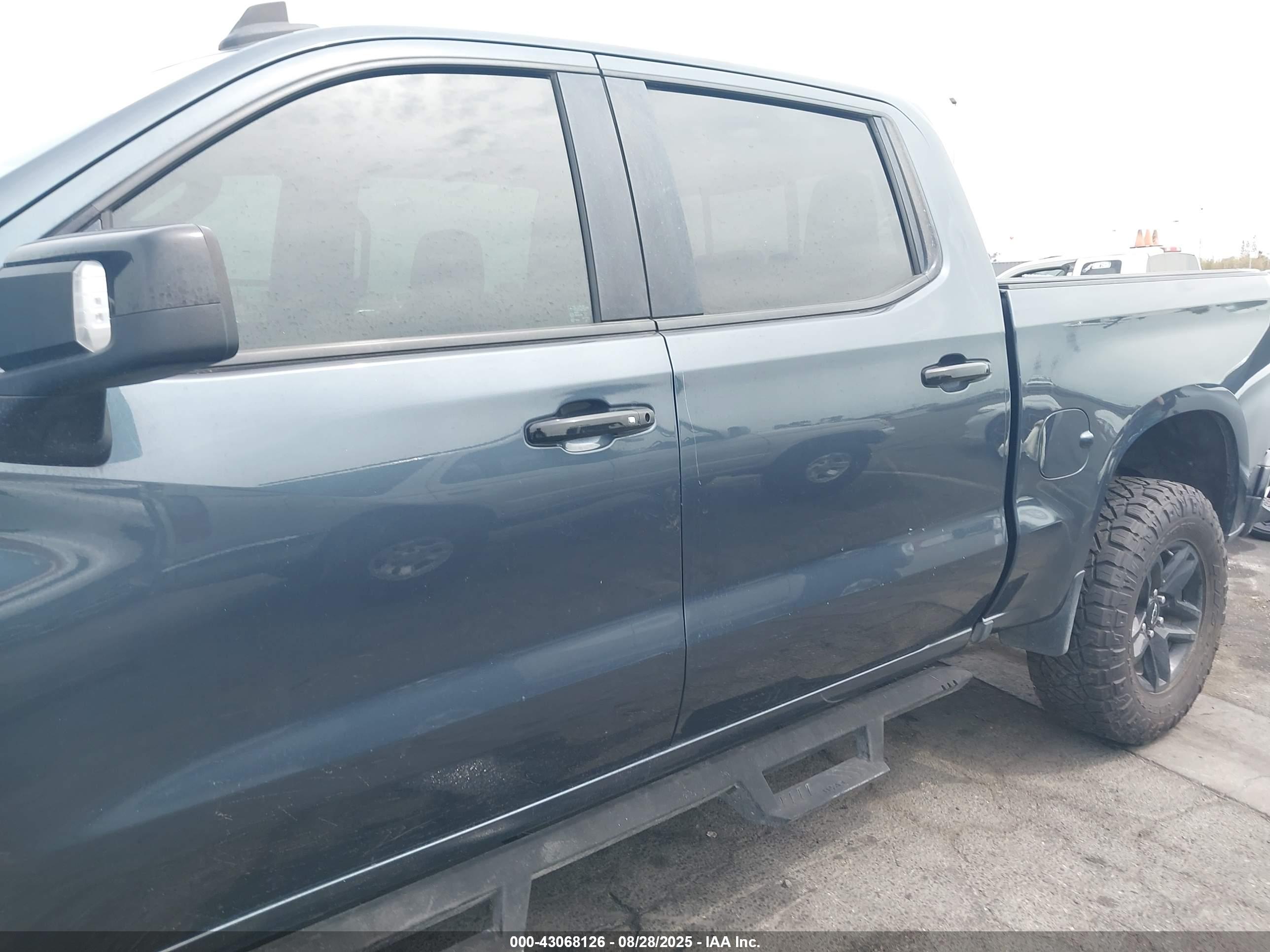 CHEVROLET SILVERADO image 6