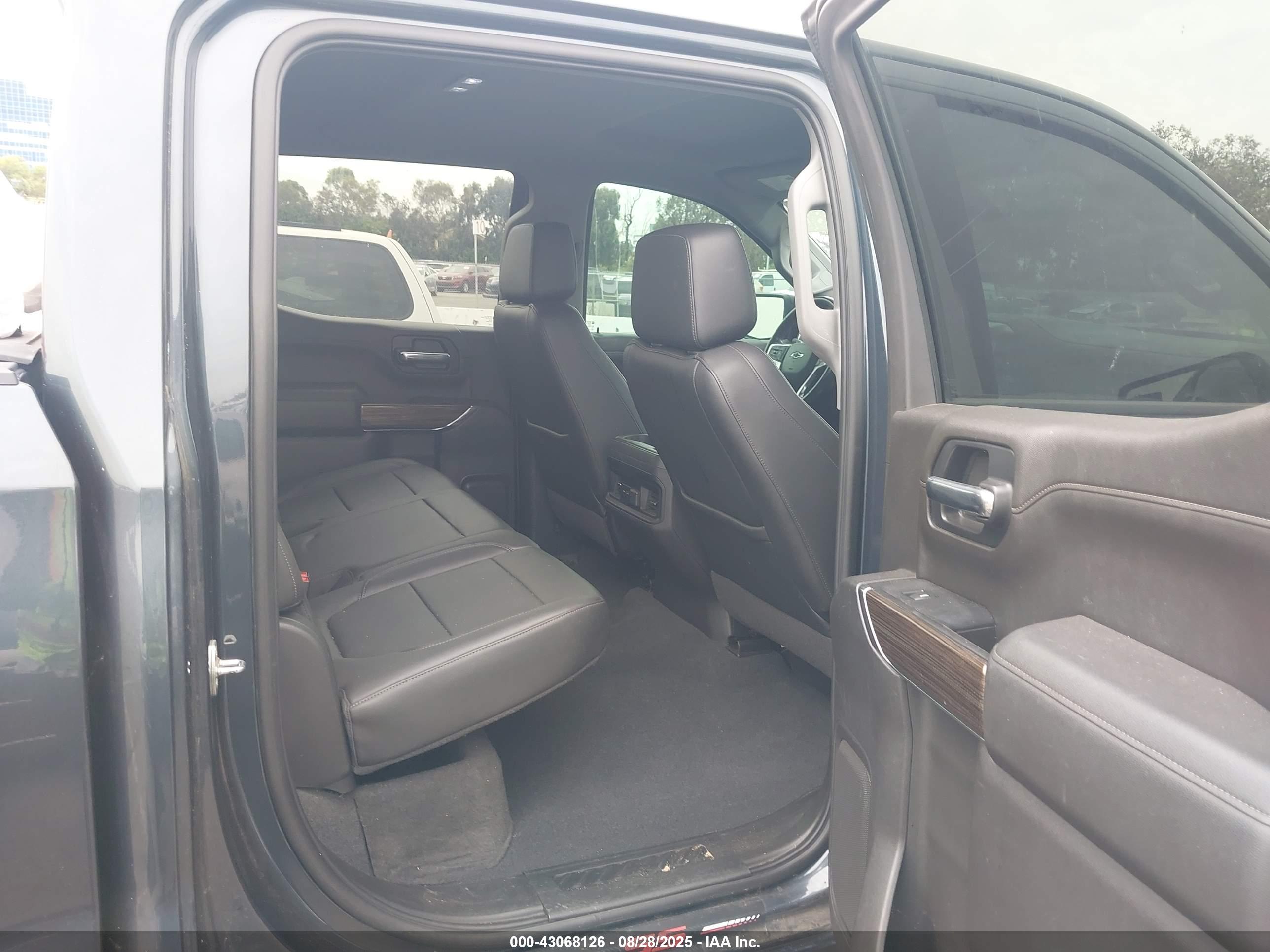 CHEVROLET SILVERADO image 8