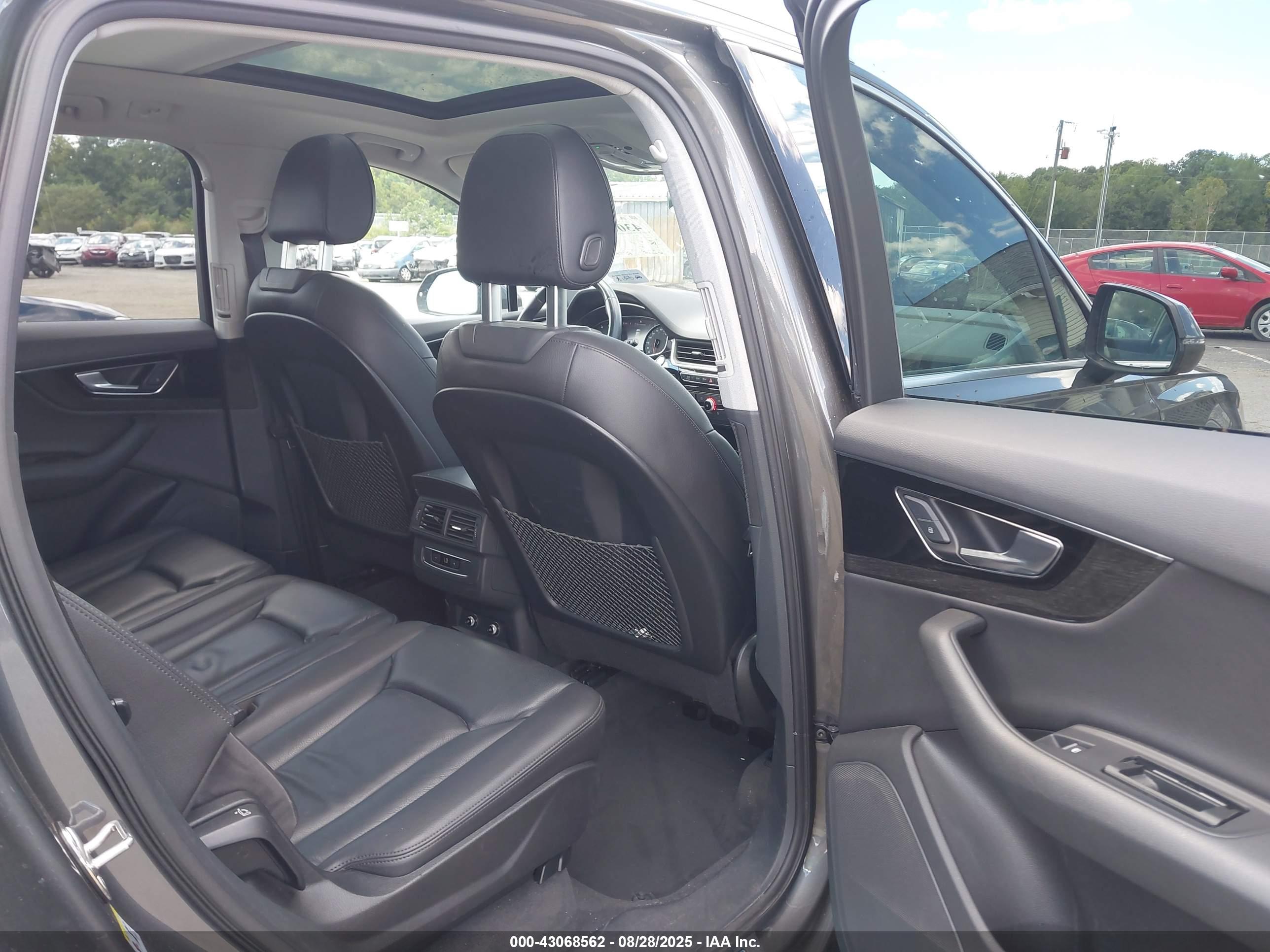 AUDI Q7 image 8