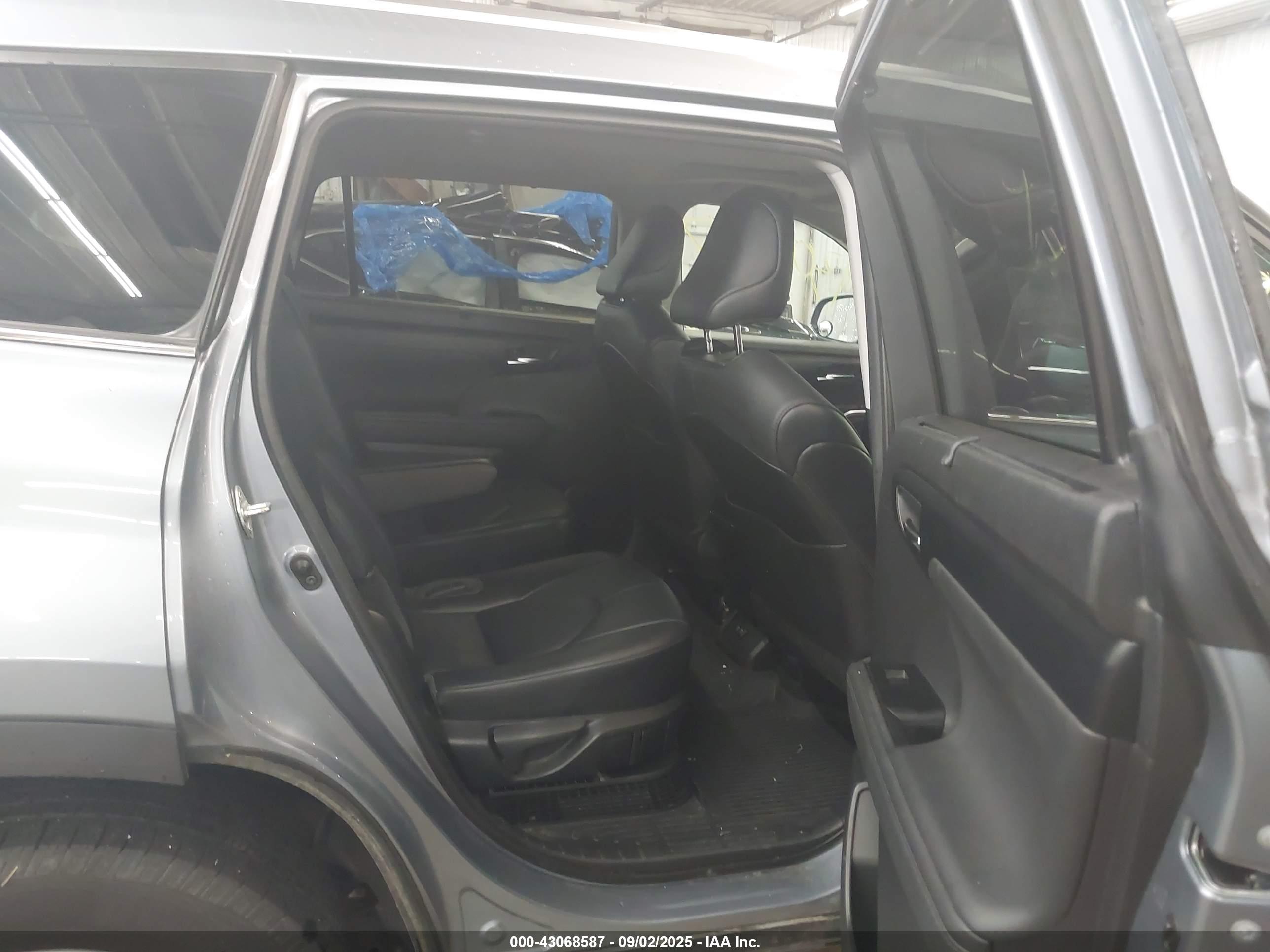 TOYOTA HIGHLANDER image 8