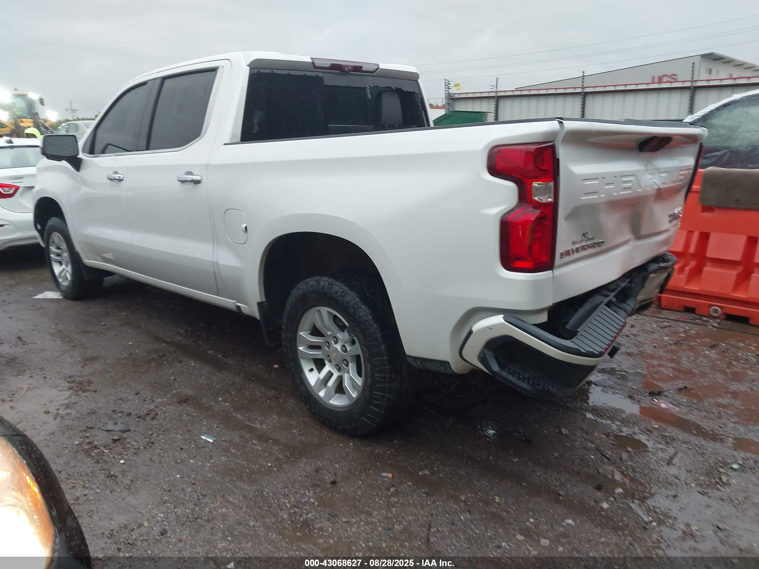 CHEVROLET SILVERADO image 3