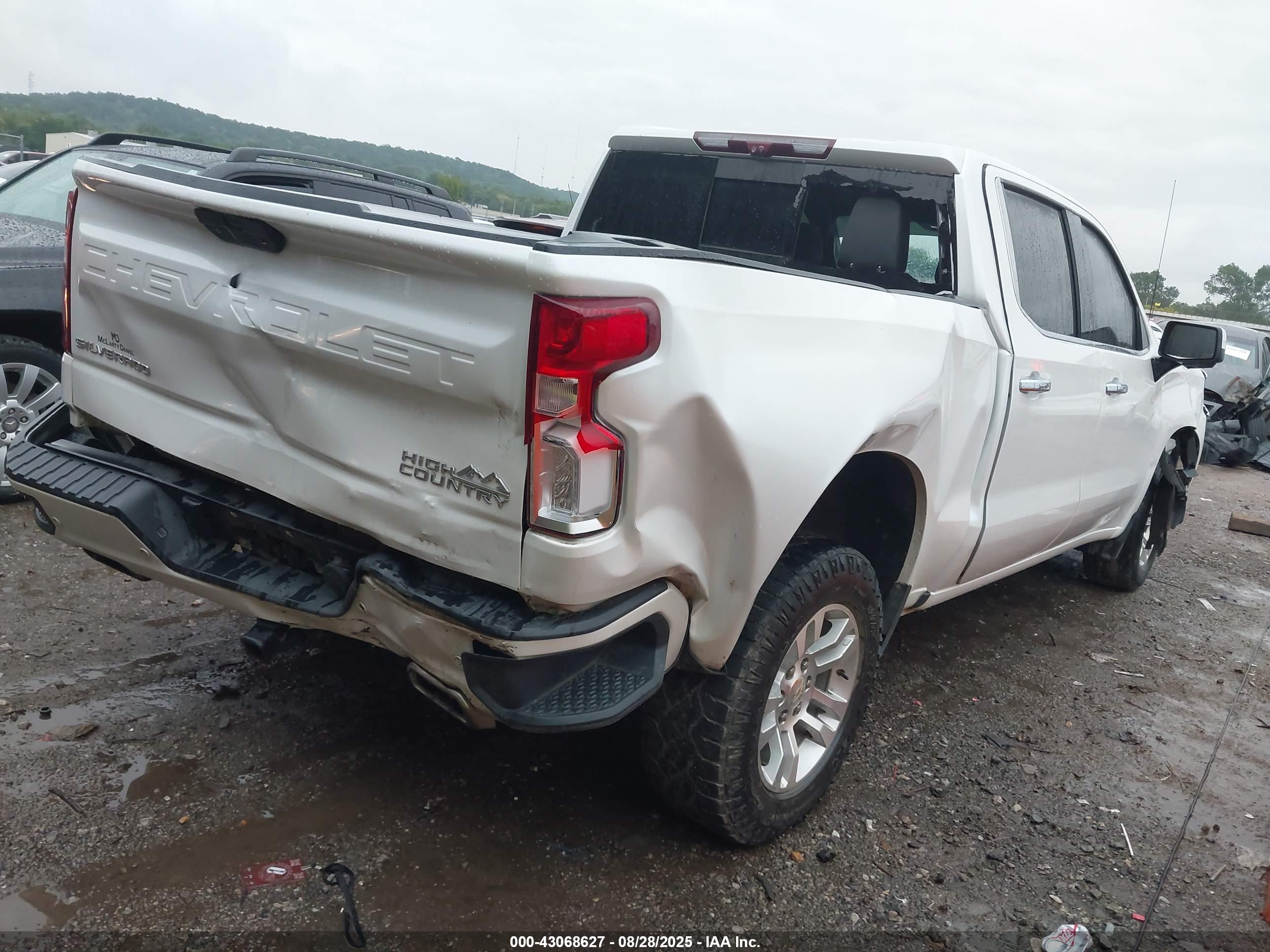 CHEVROLET SILVERADO image 4