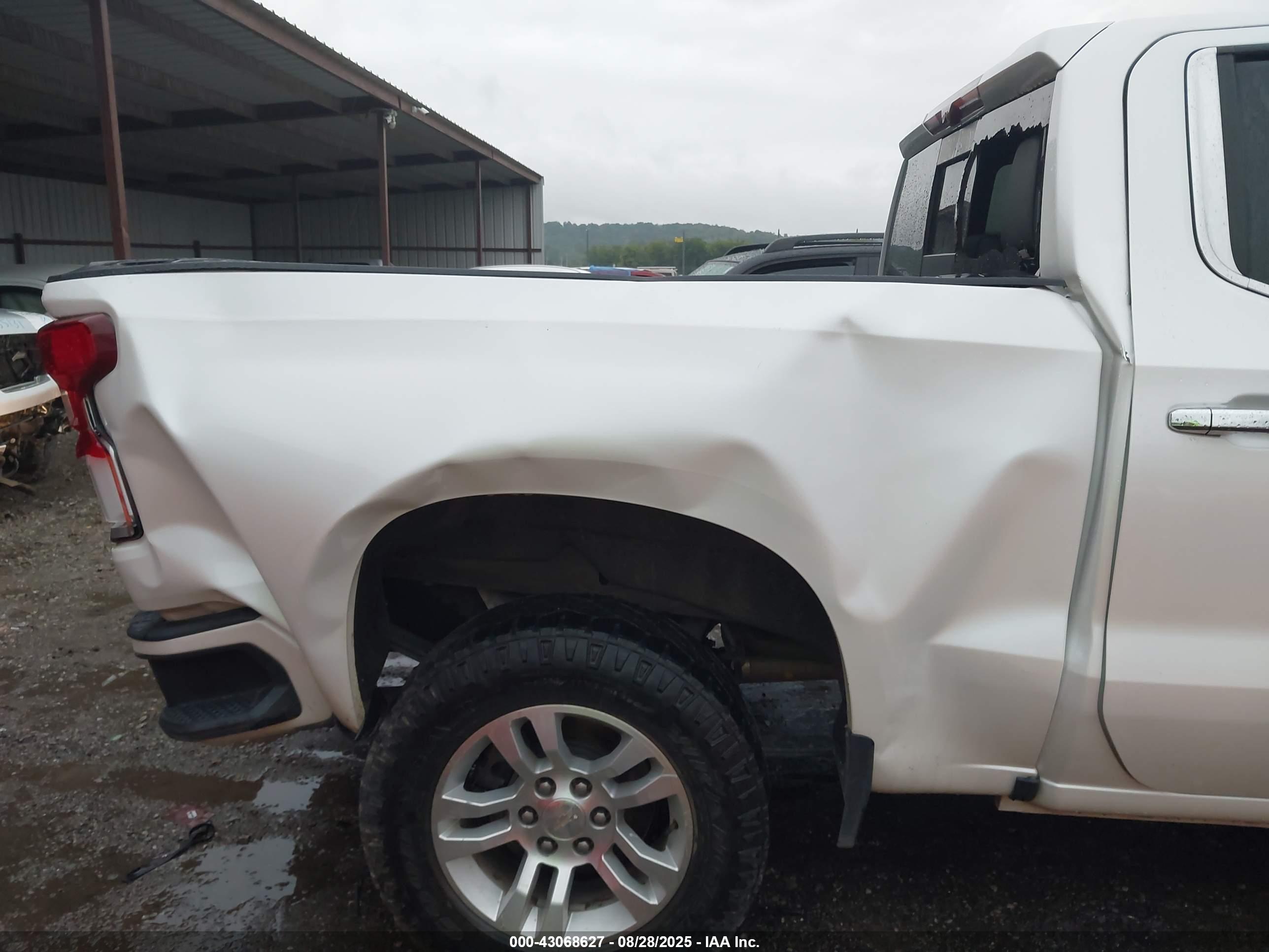 CHEVROLET SILVERADO image 6