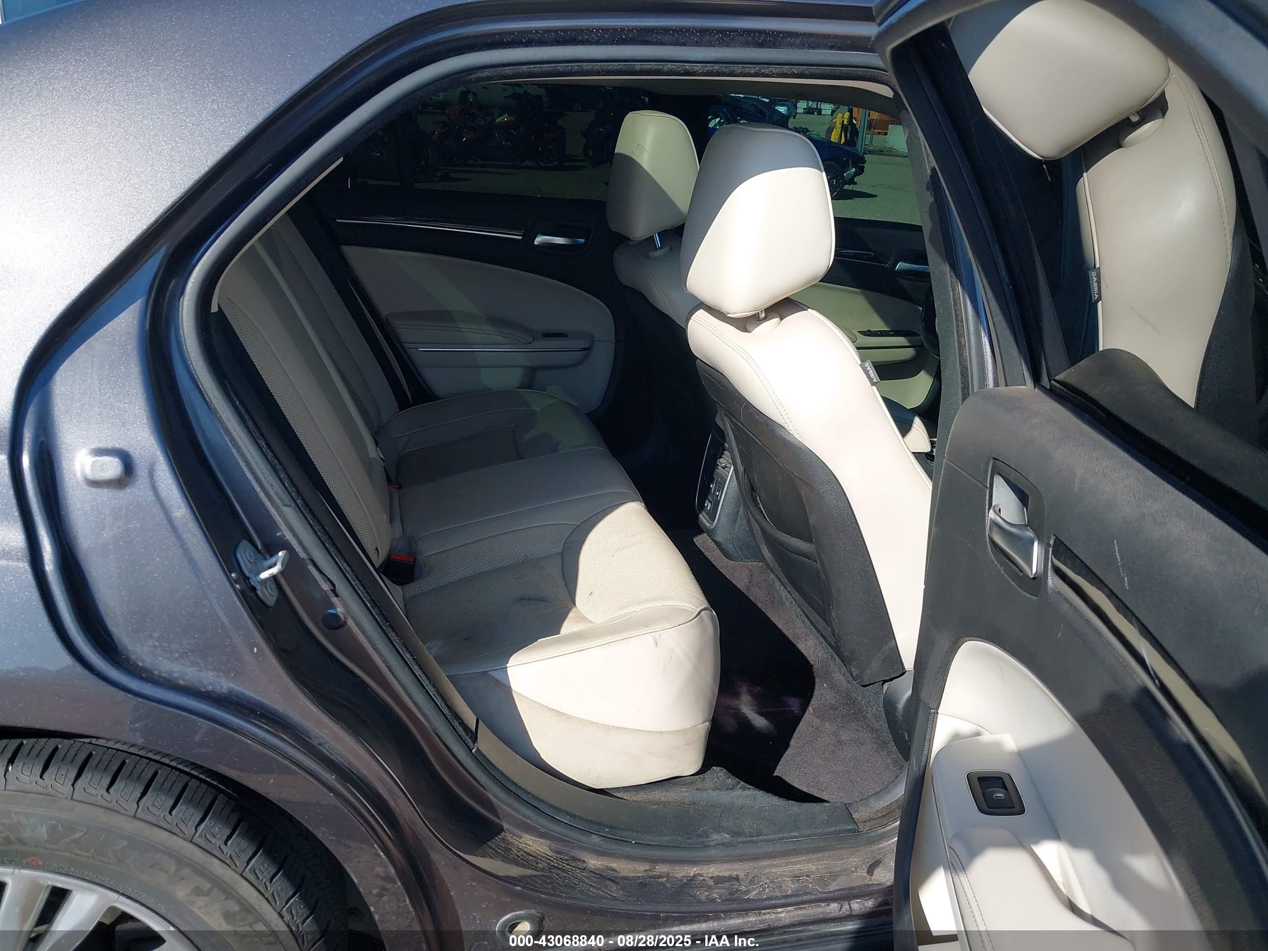 CHRYSLER 300C image 8