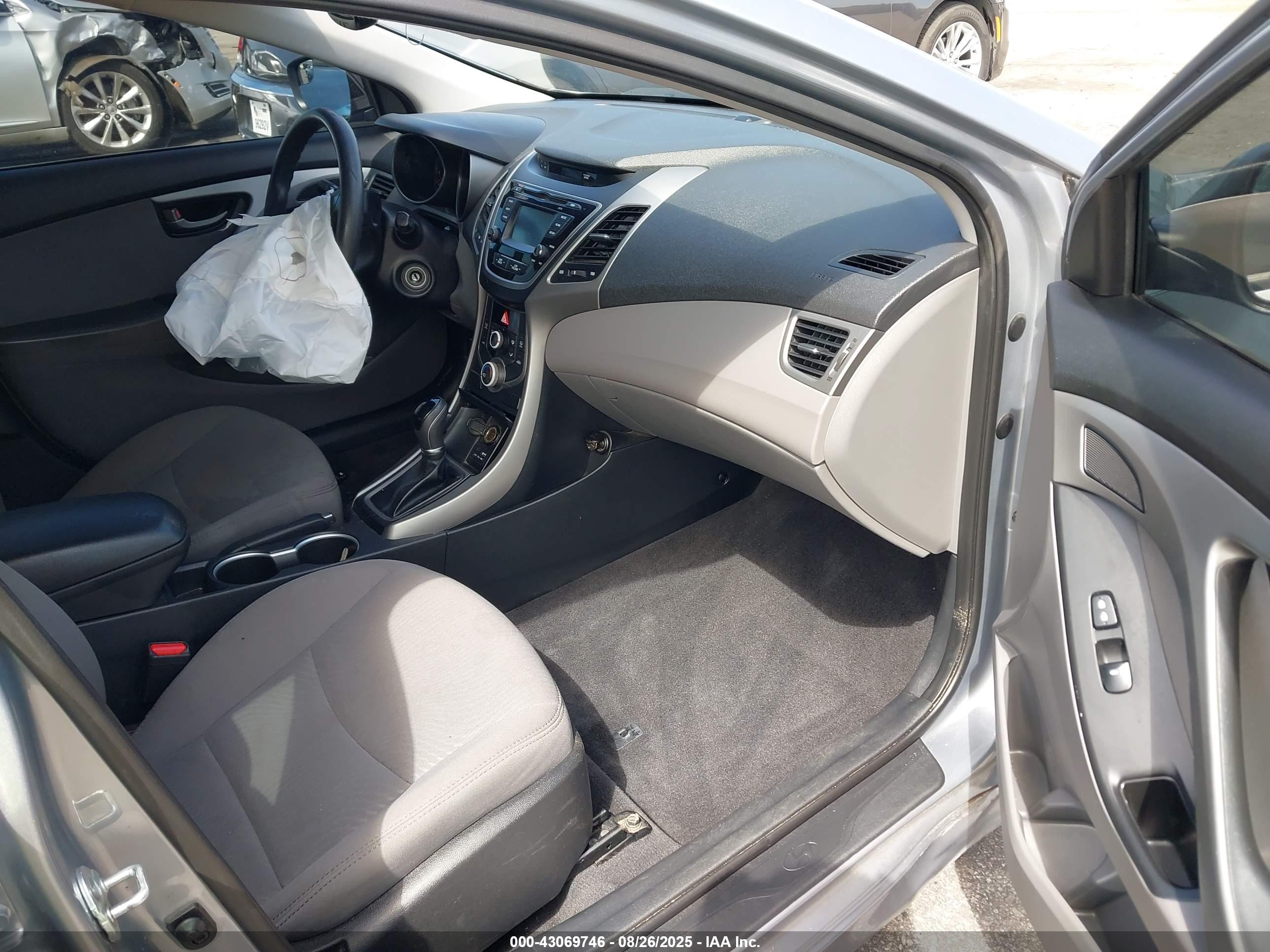 HYUNDAI ELANTRA image 5