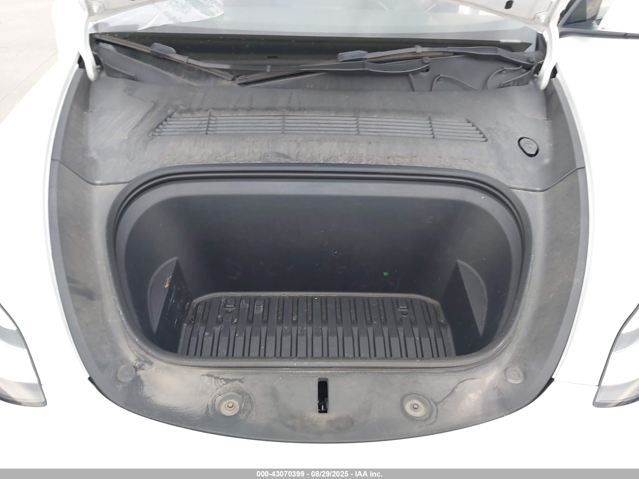 TESLA MODEL image 10