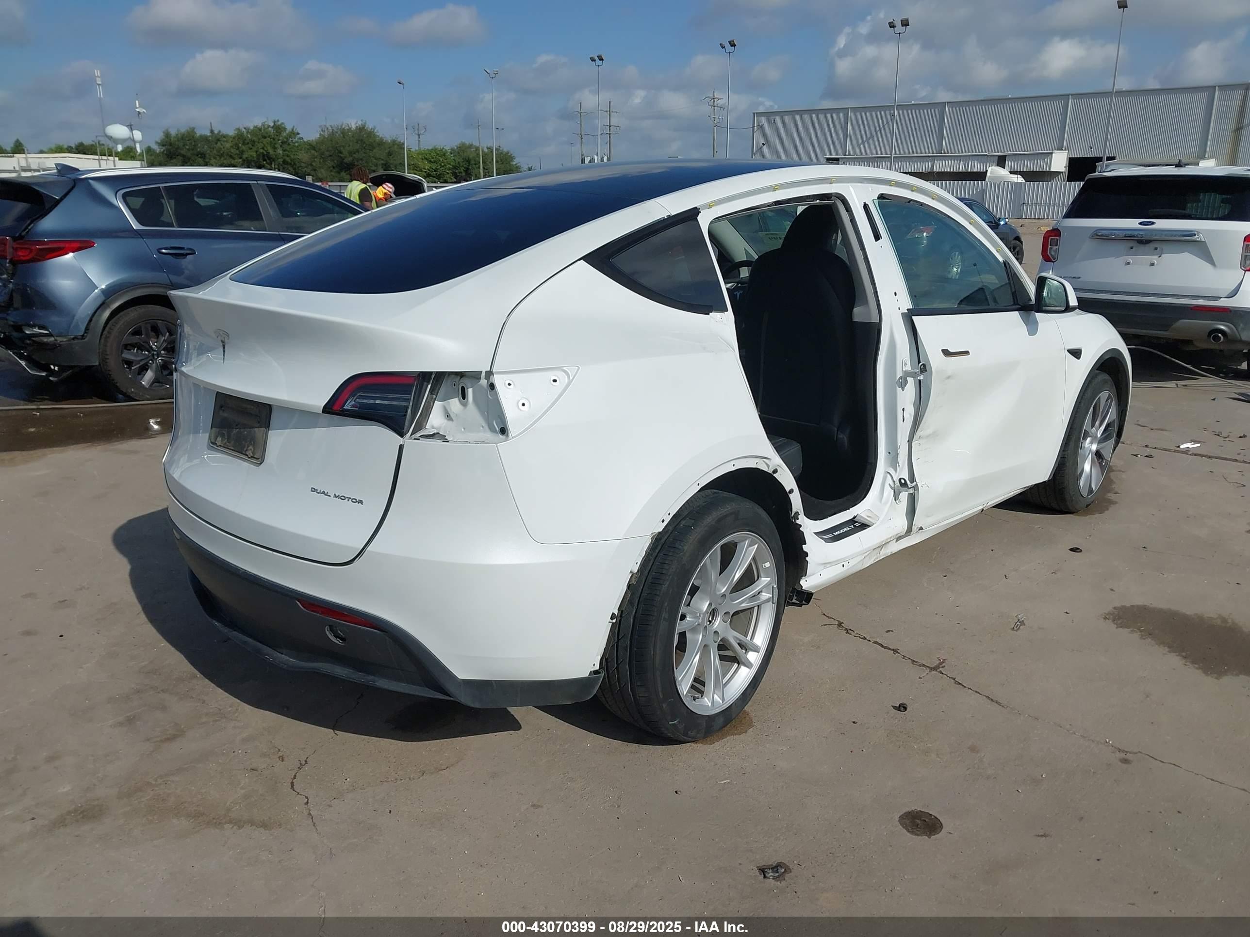 TESLA MODEL image 4