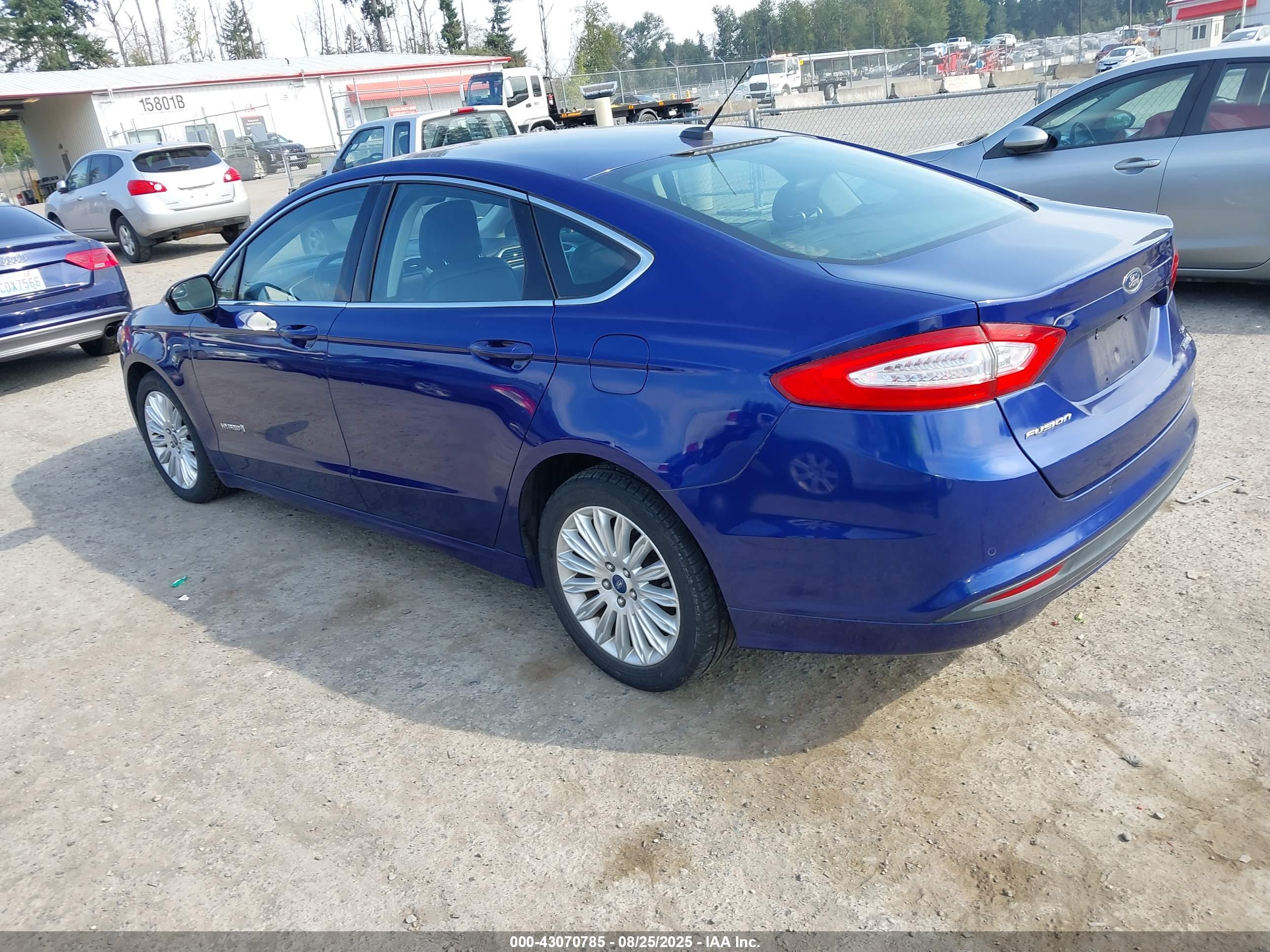 FORD FUSION image 3