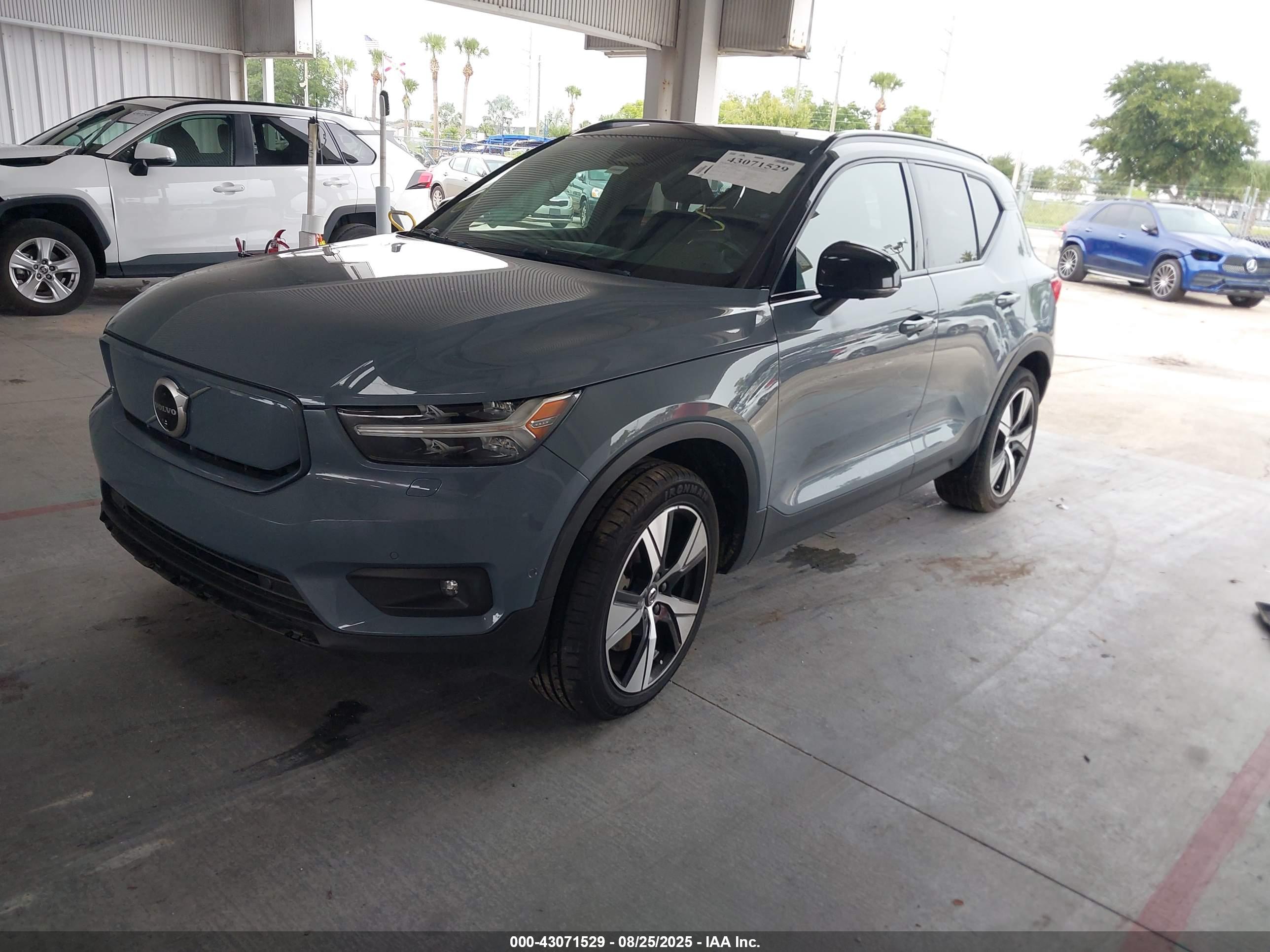 VOLVO XC40 image 2