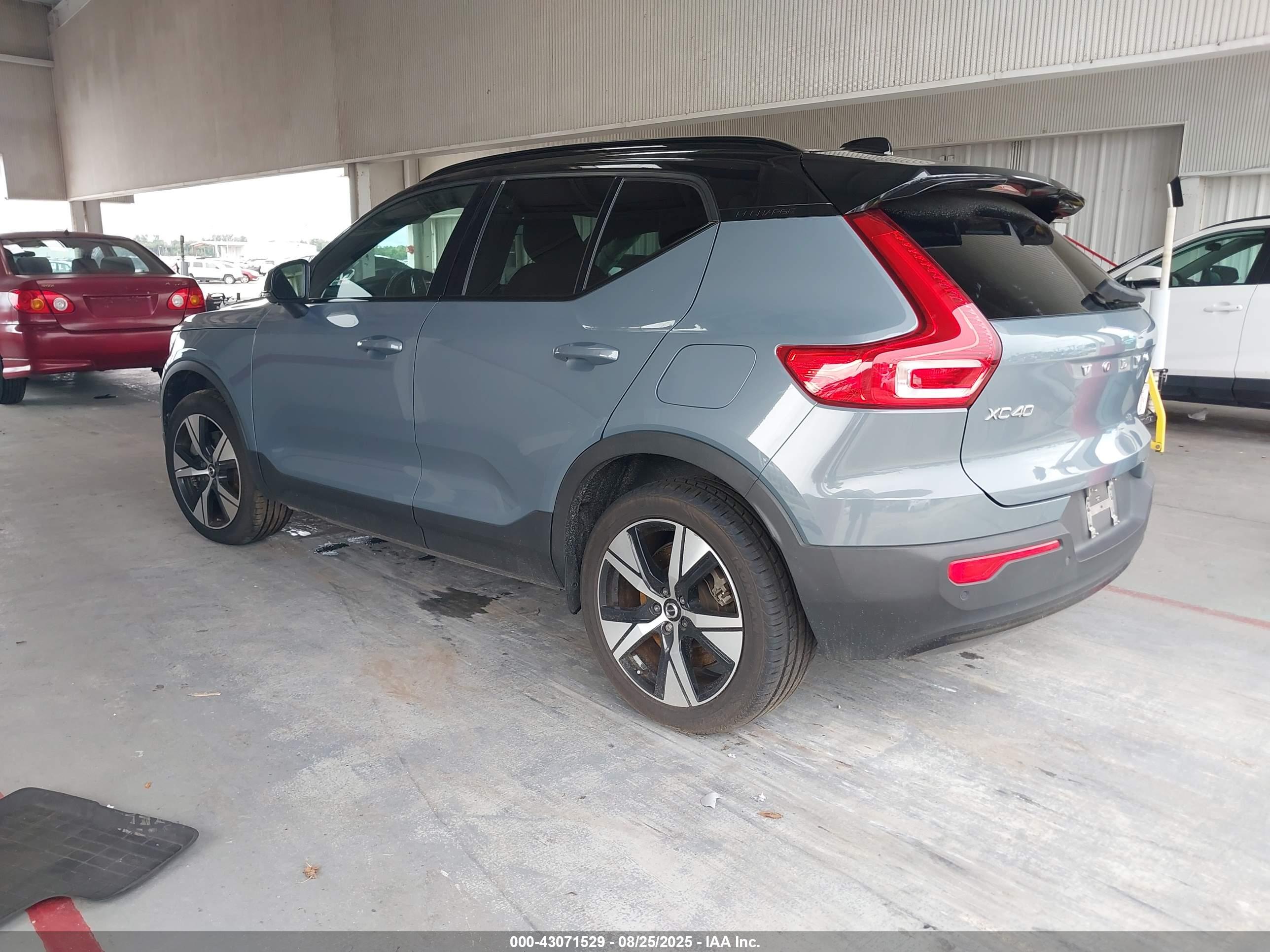 VOLVO XC40 image 3