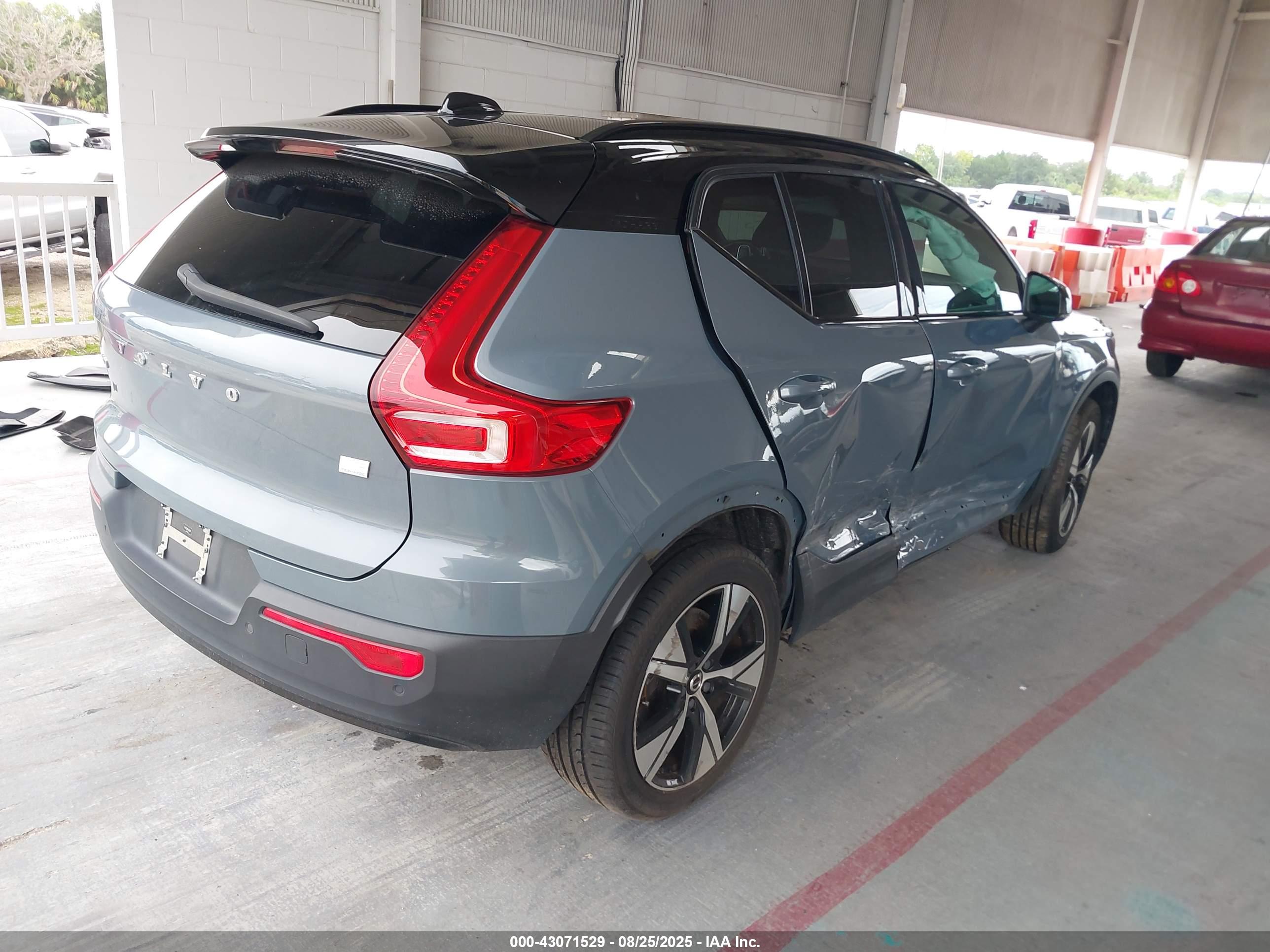 VOLVO XC40 image 4