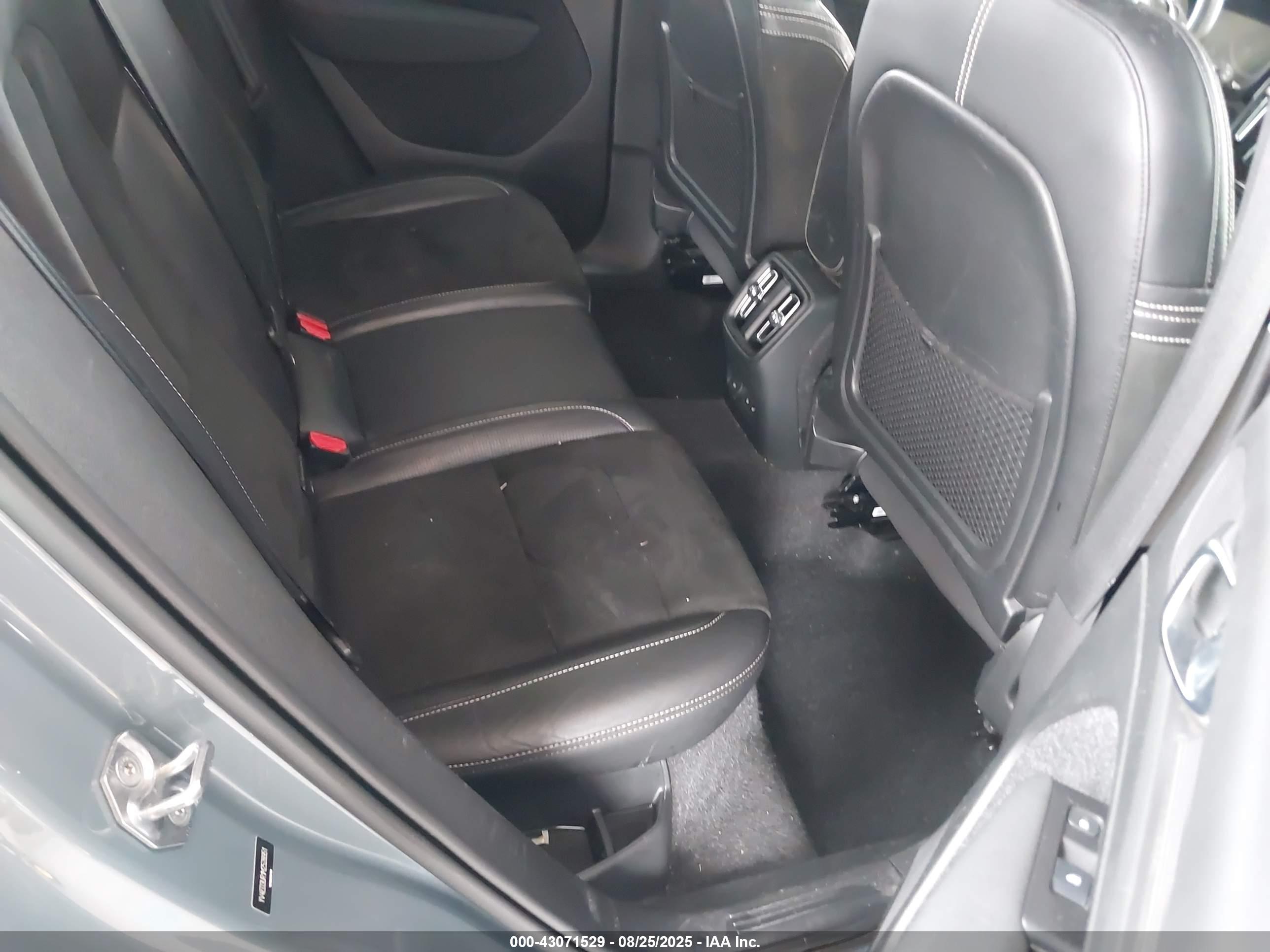 VOLVO XC40 image 8