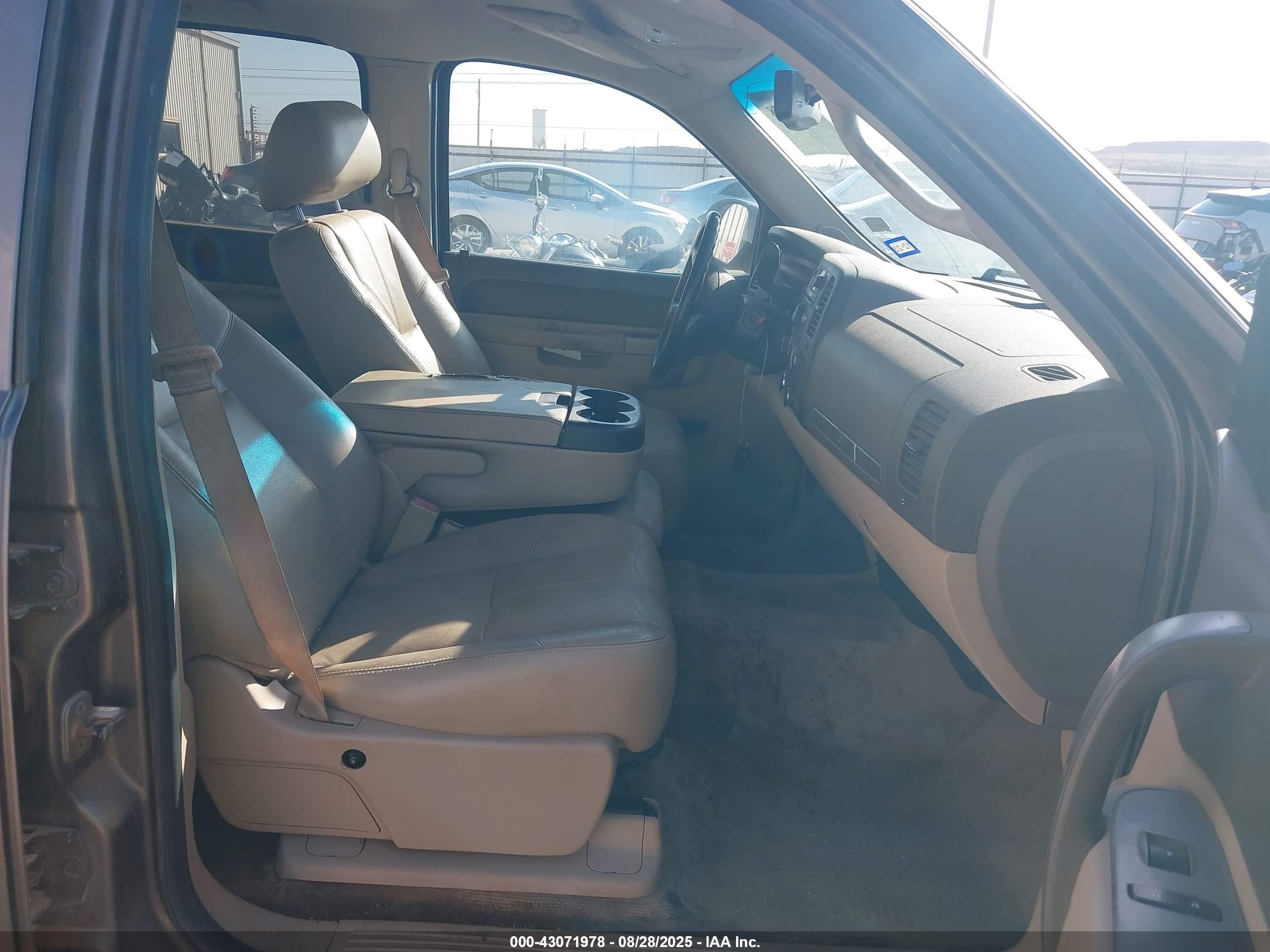 CHEVROLET SILVERADO image 5