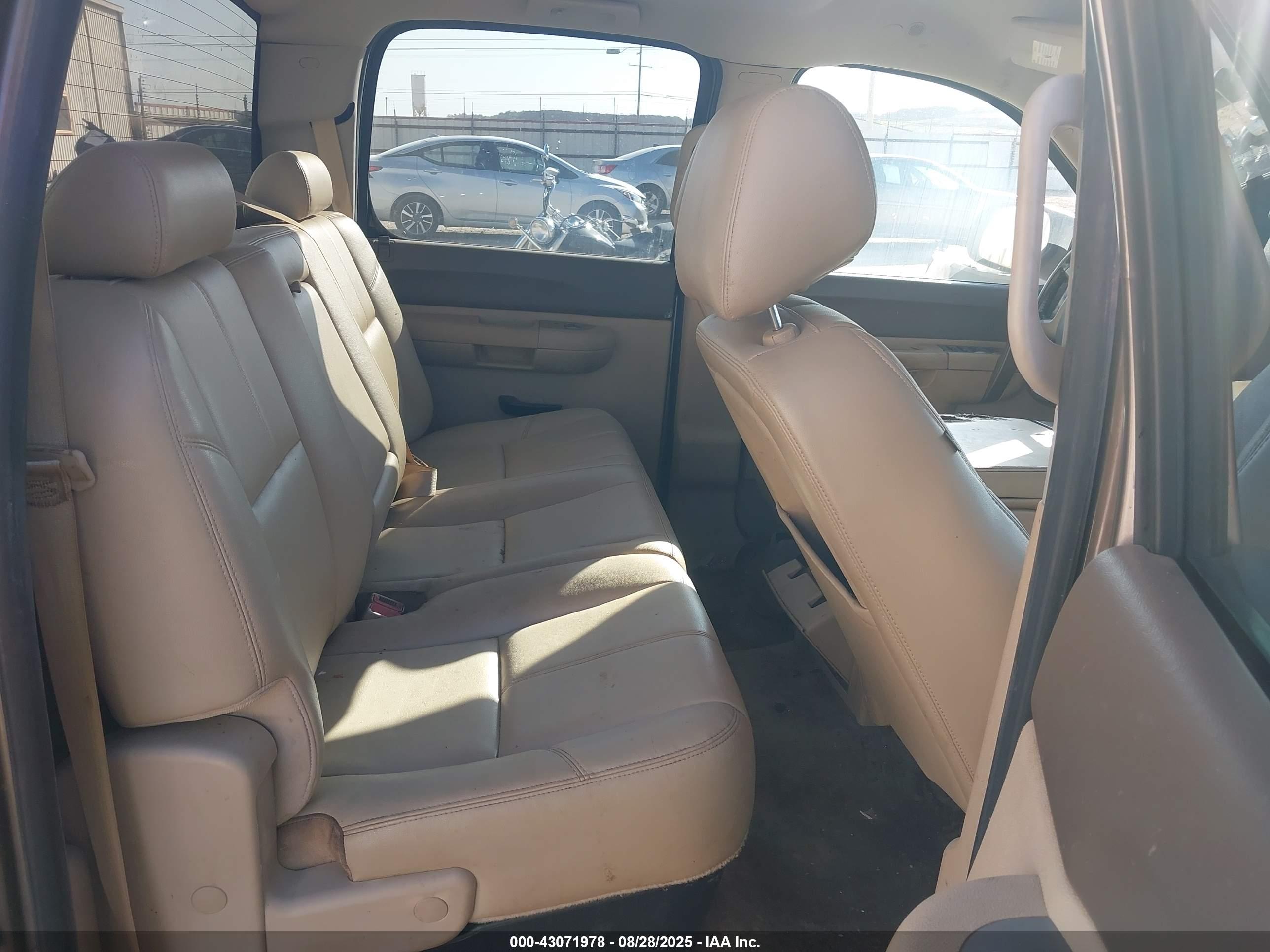 CHEVROLET SILVERADO image 8