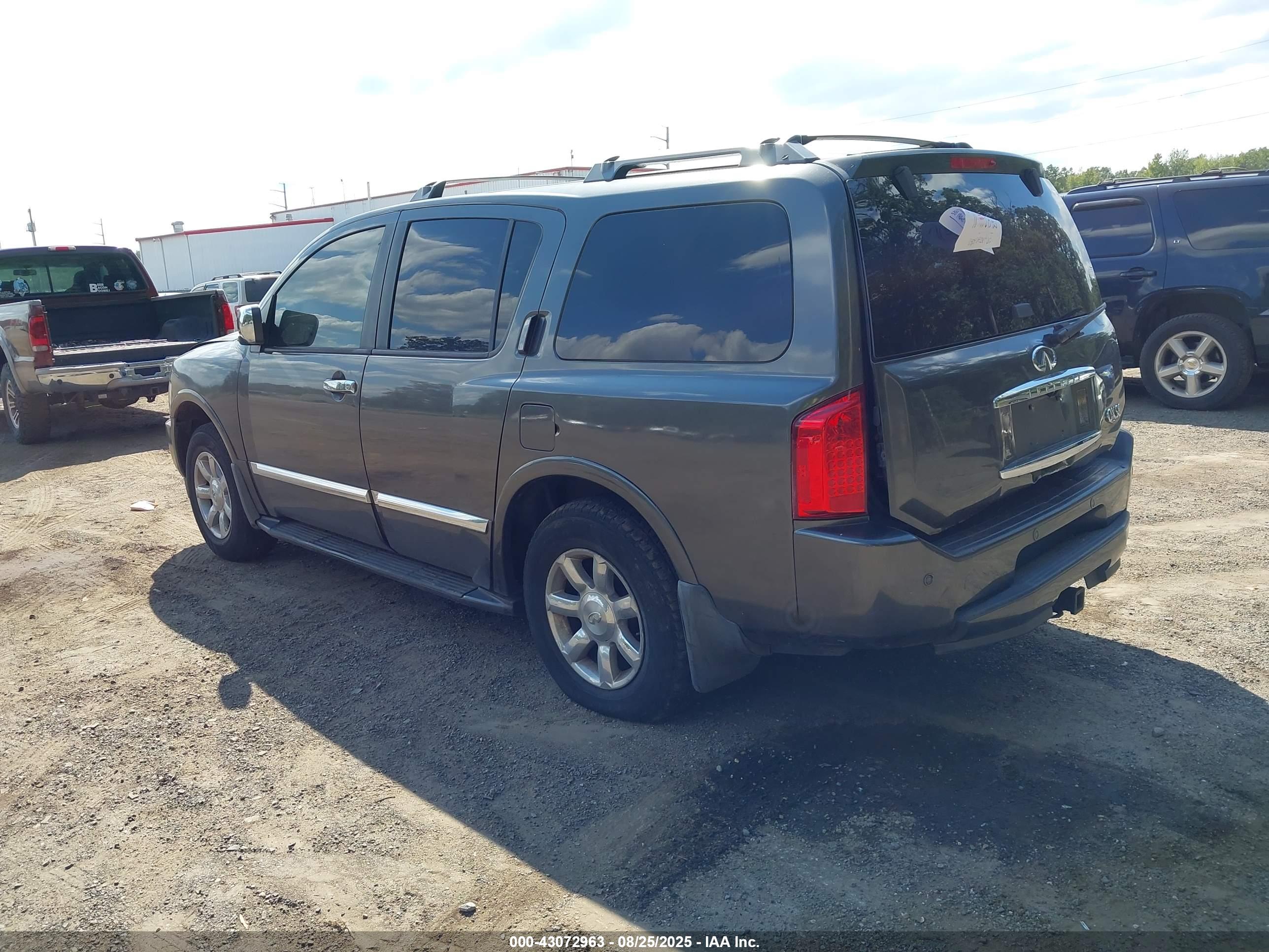 INFINITI QX56 image 3