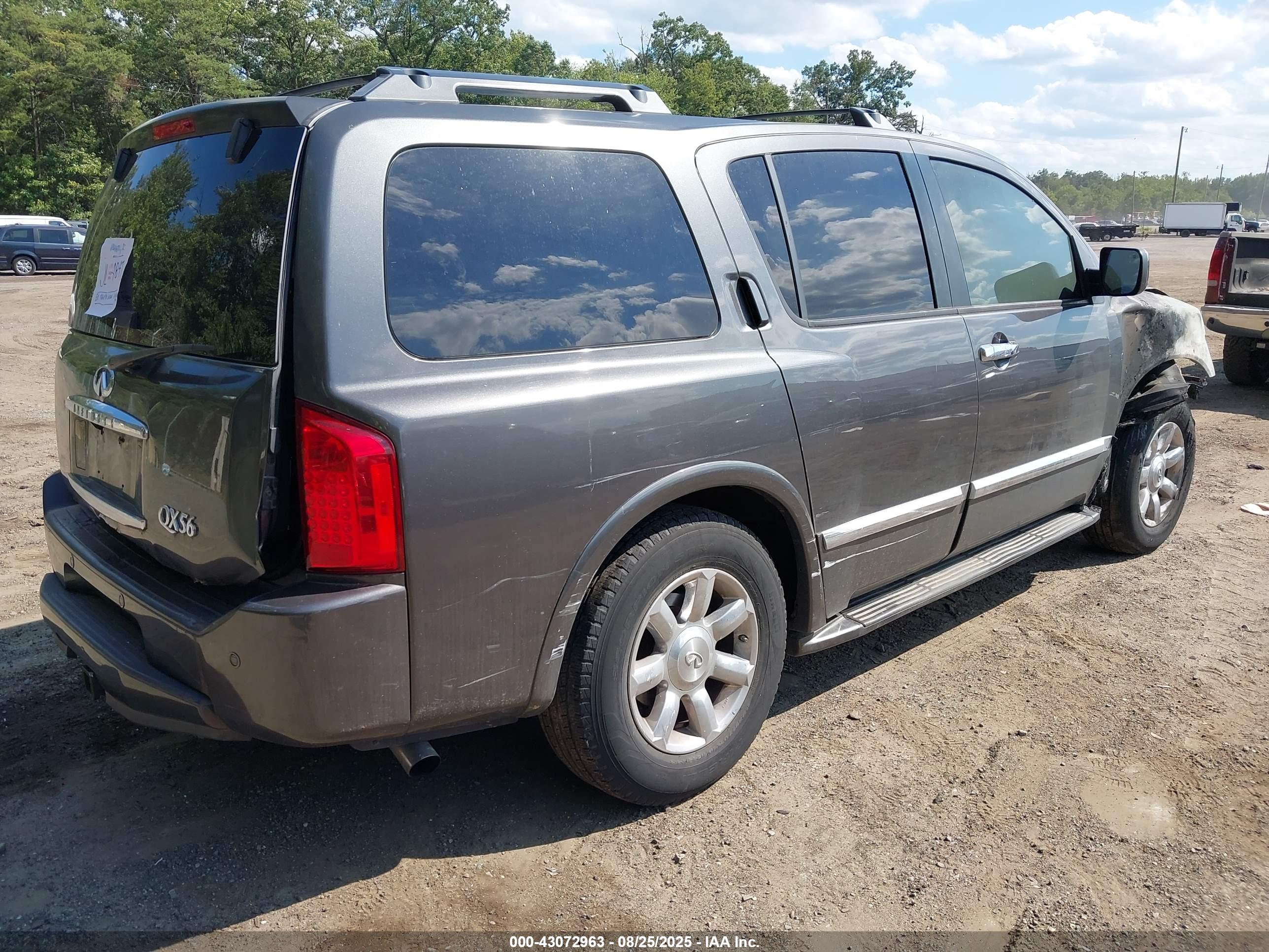 INFINITI QX56 image 4