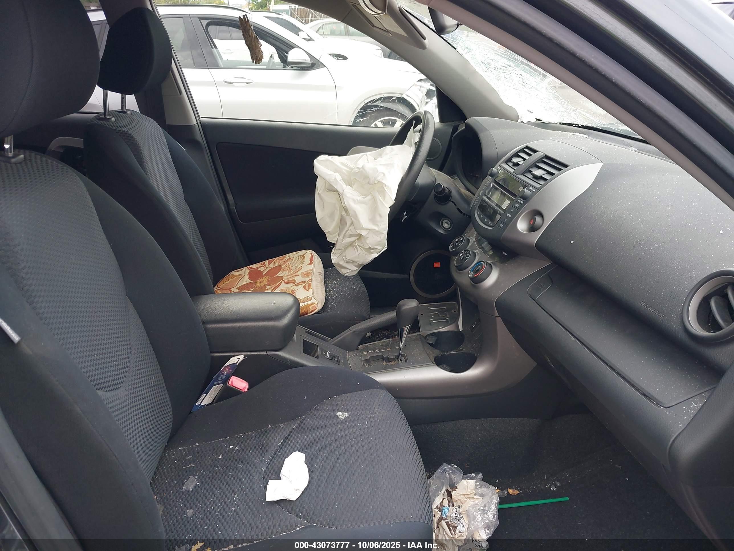 TOYOTA RAV4 image 5