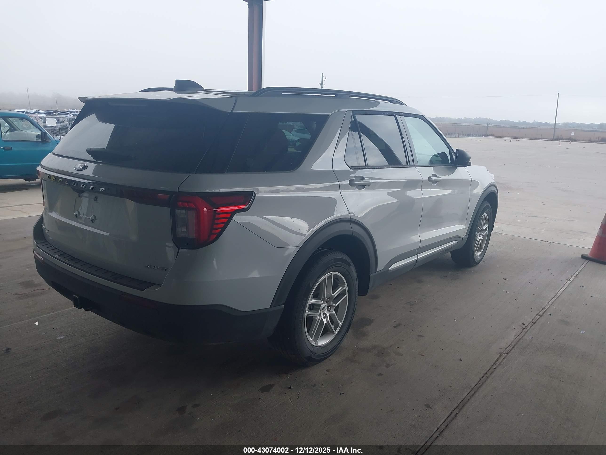 FORD EXPLORER image 4
