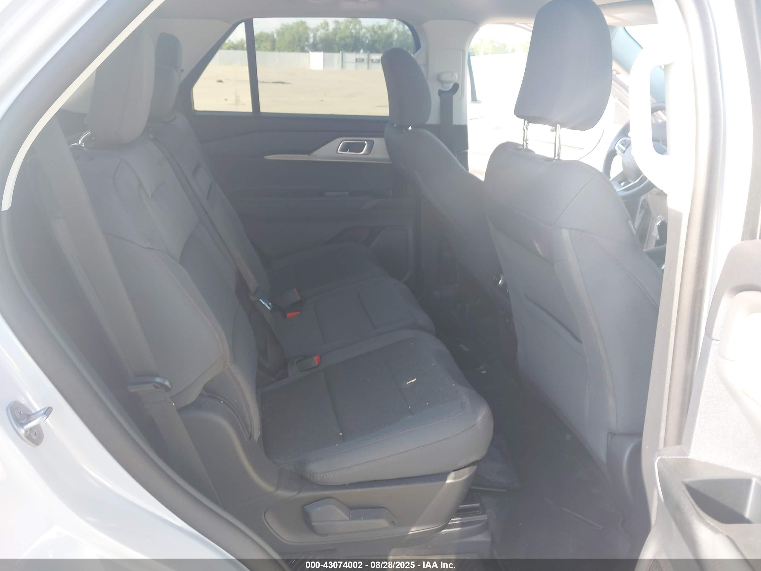 FORD EXPLORER image 8