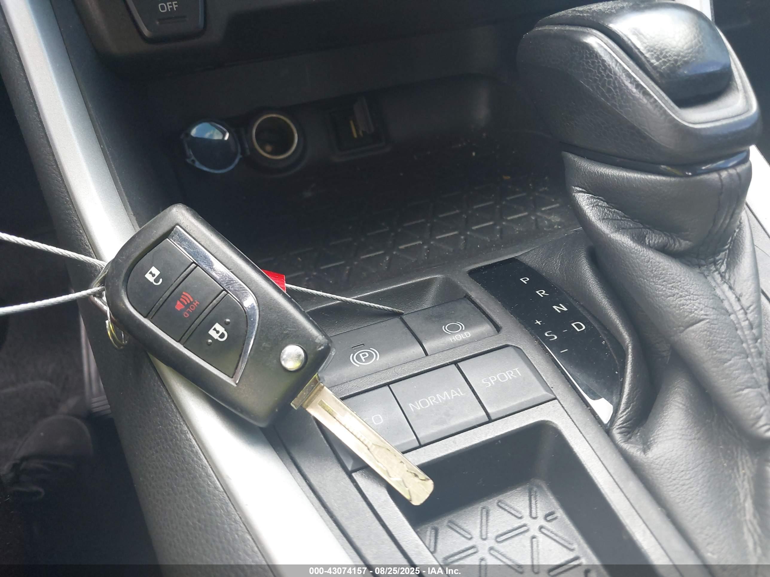 TOYOTA RAV4 image 11