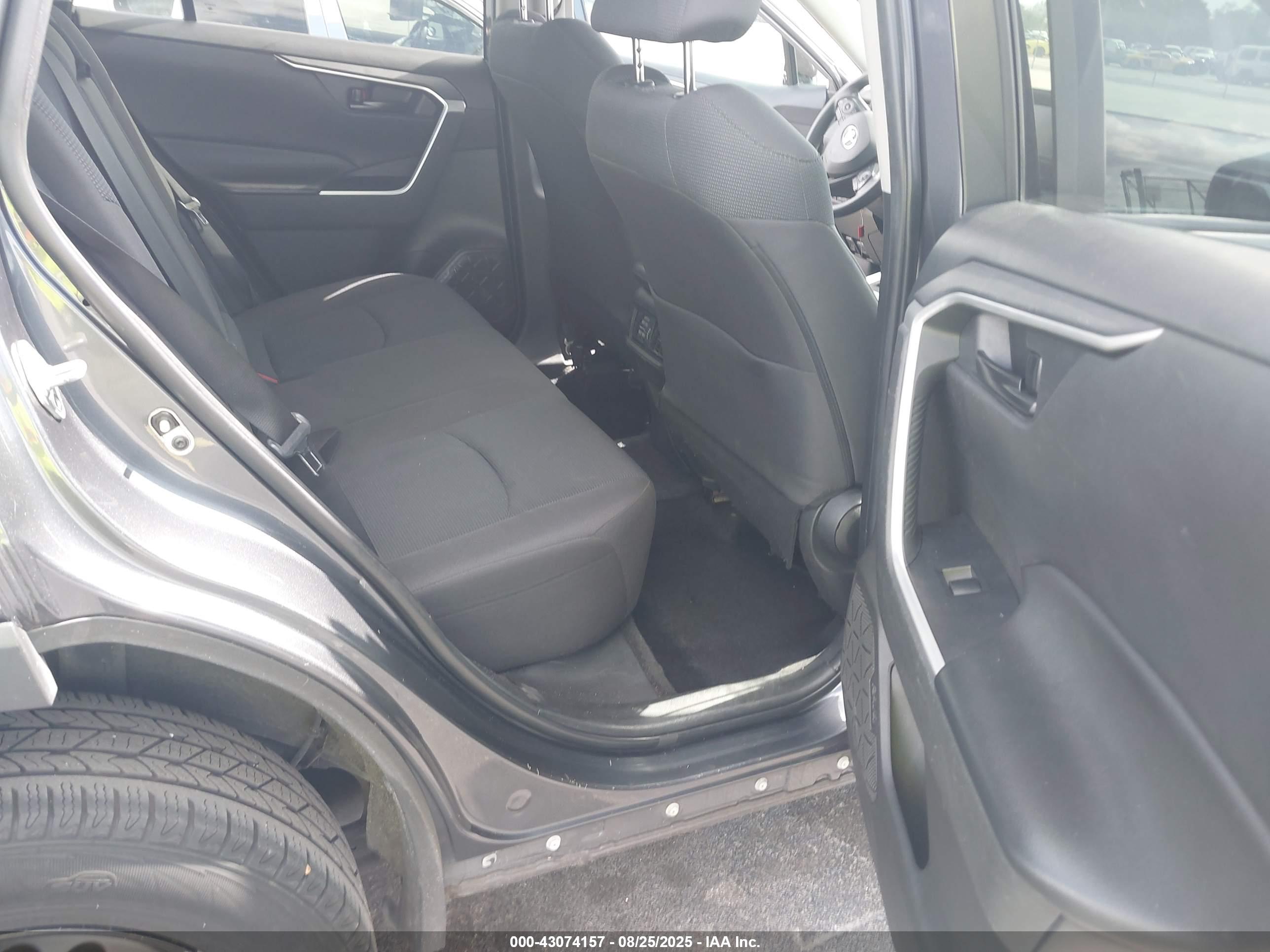 TOYOTA RAV4 image 8