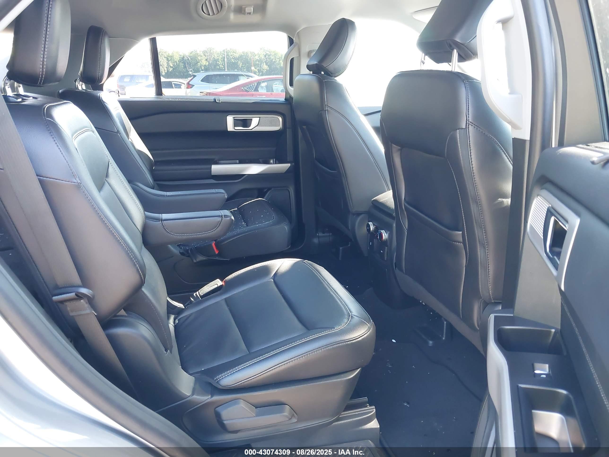FORD EXPLORER image 8