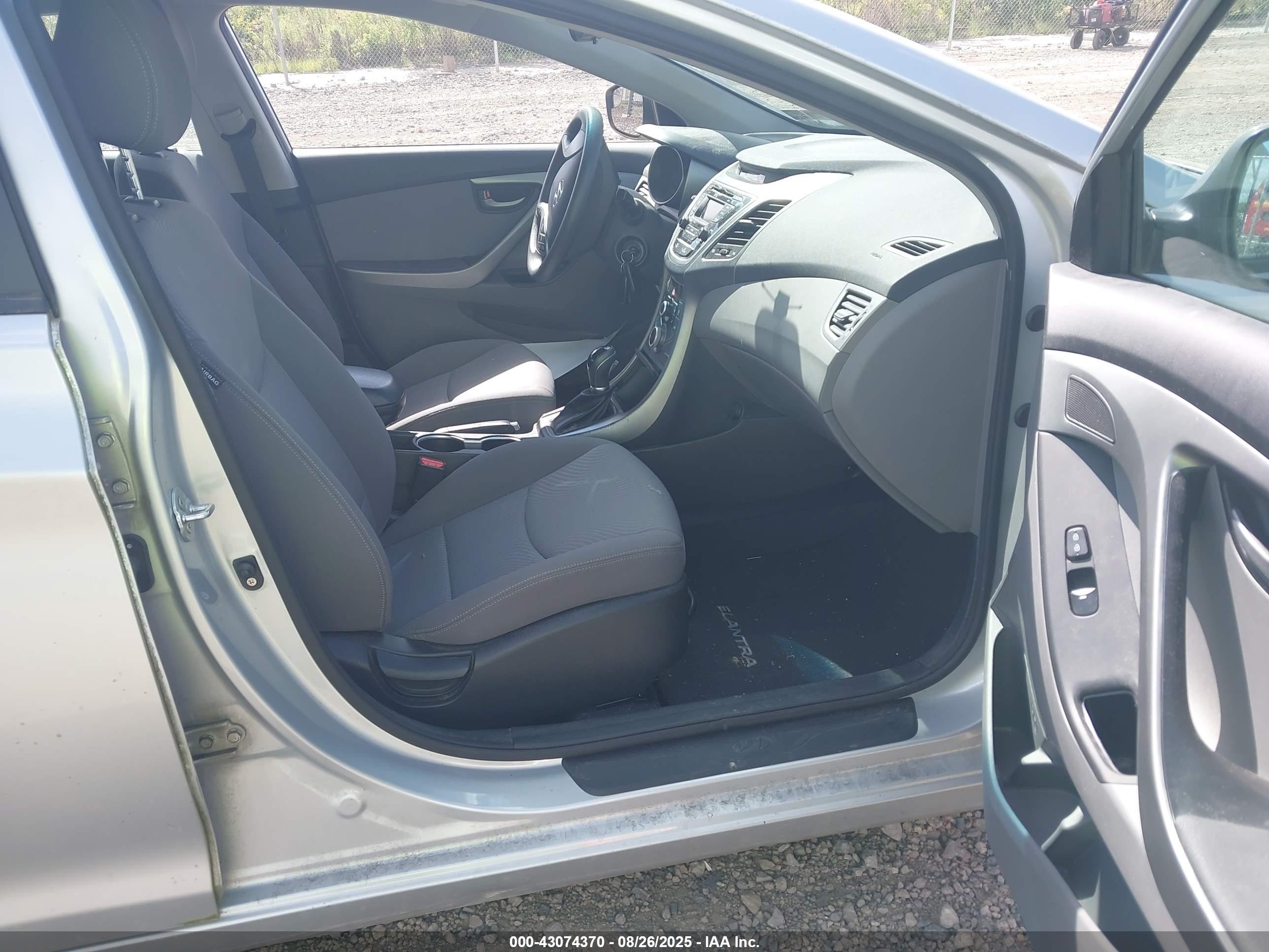 HYUNDAI ELANTRA image 5