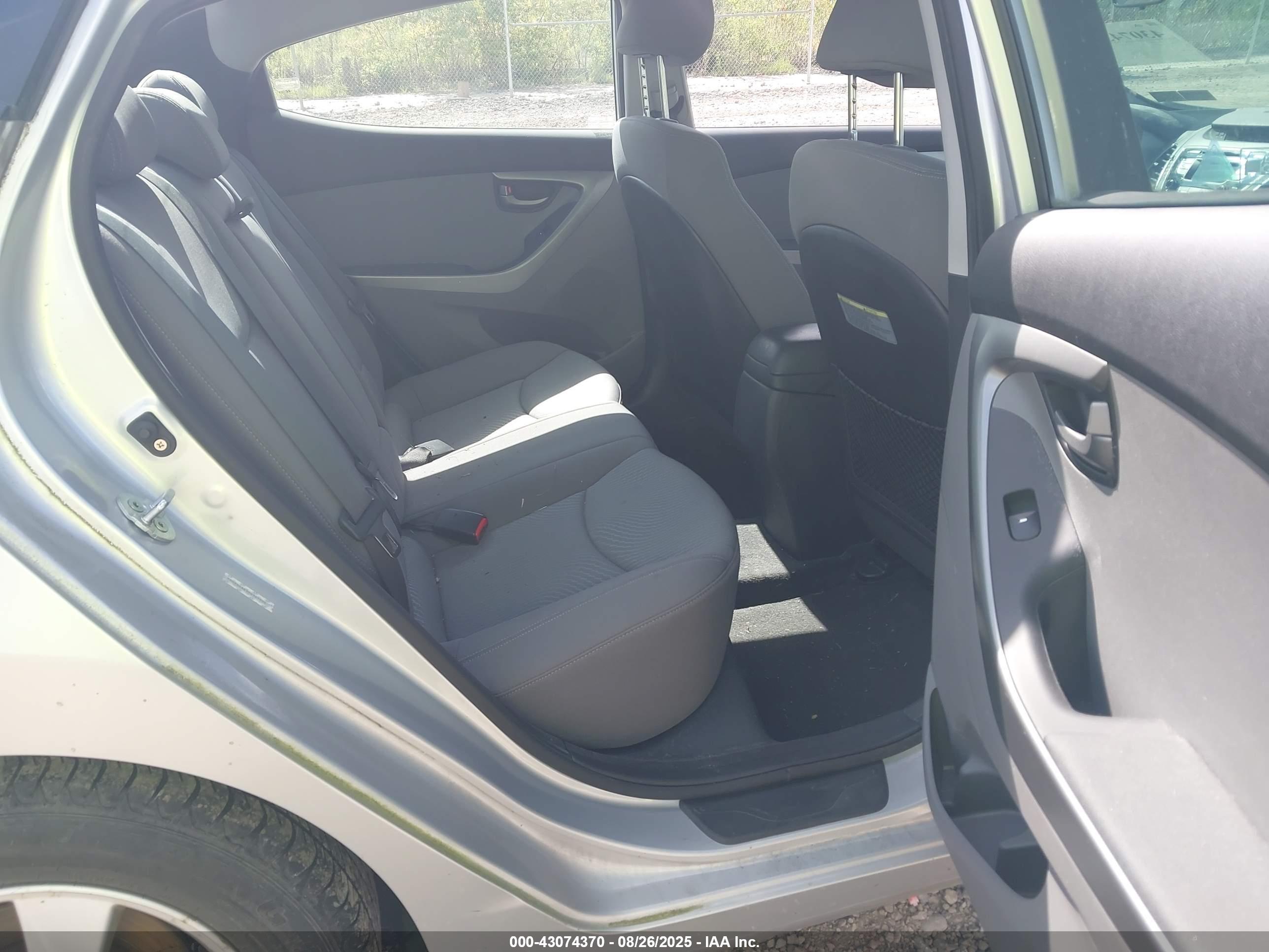 HYUNDAI ELANTRA image 8