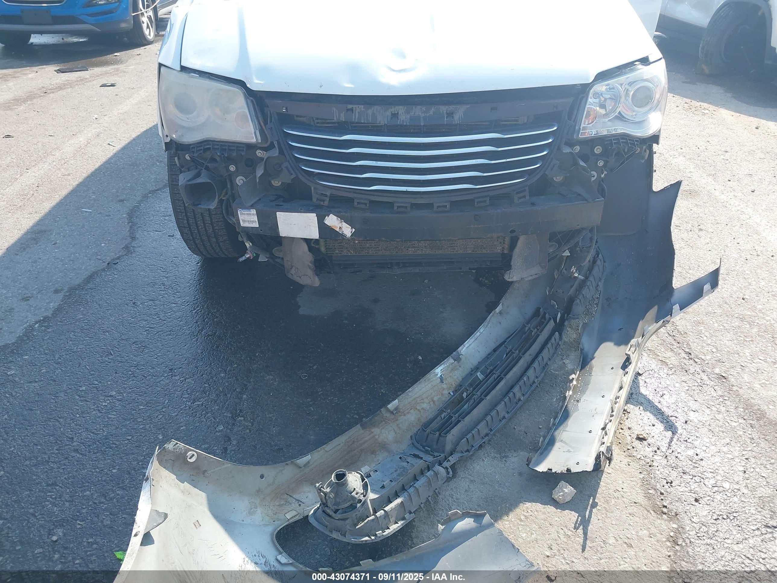 CHRYSLER TOWN image 6