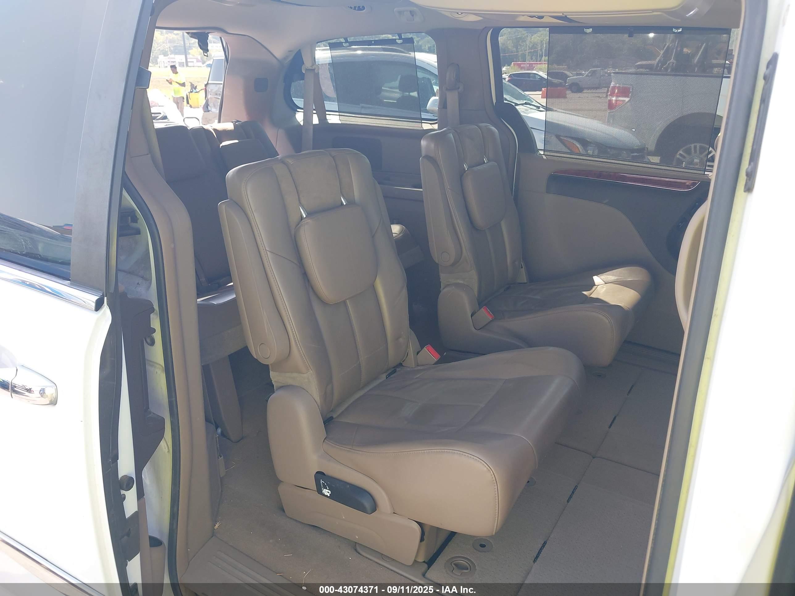CHRYSLER TOWN image 8