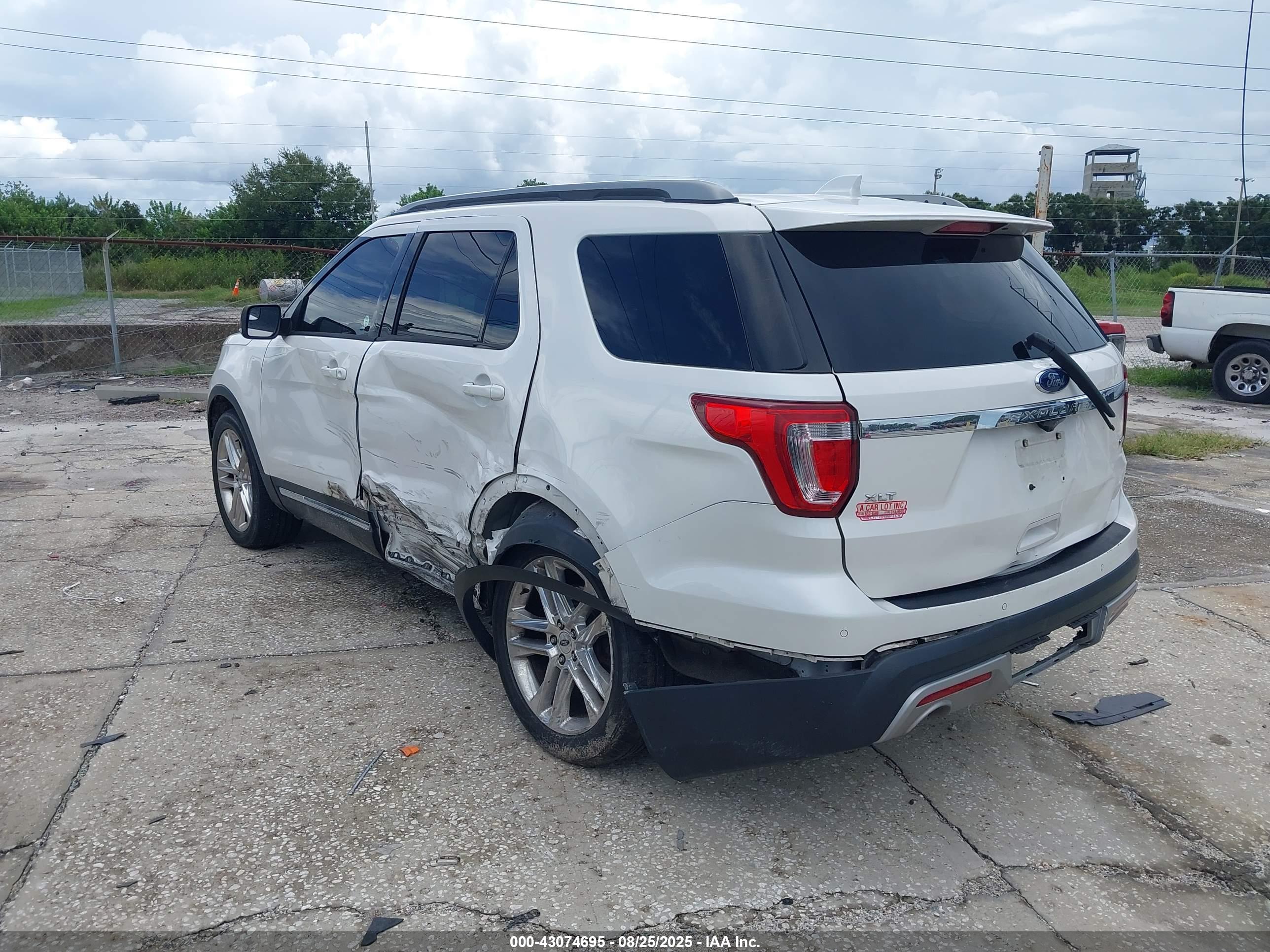 FORD EXPLORER image 3