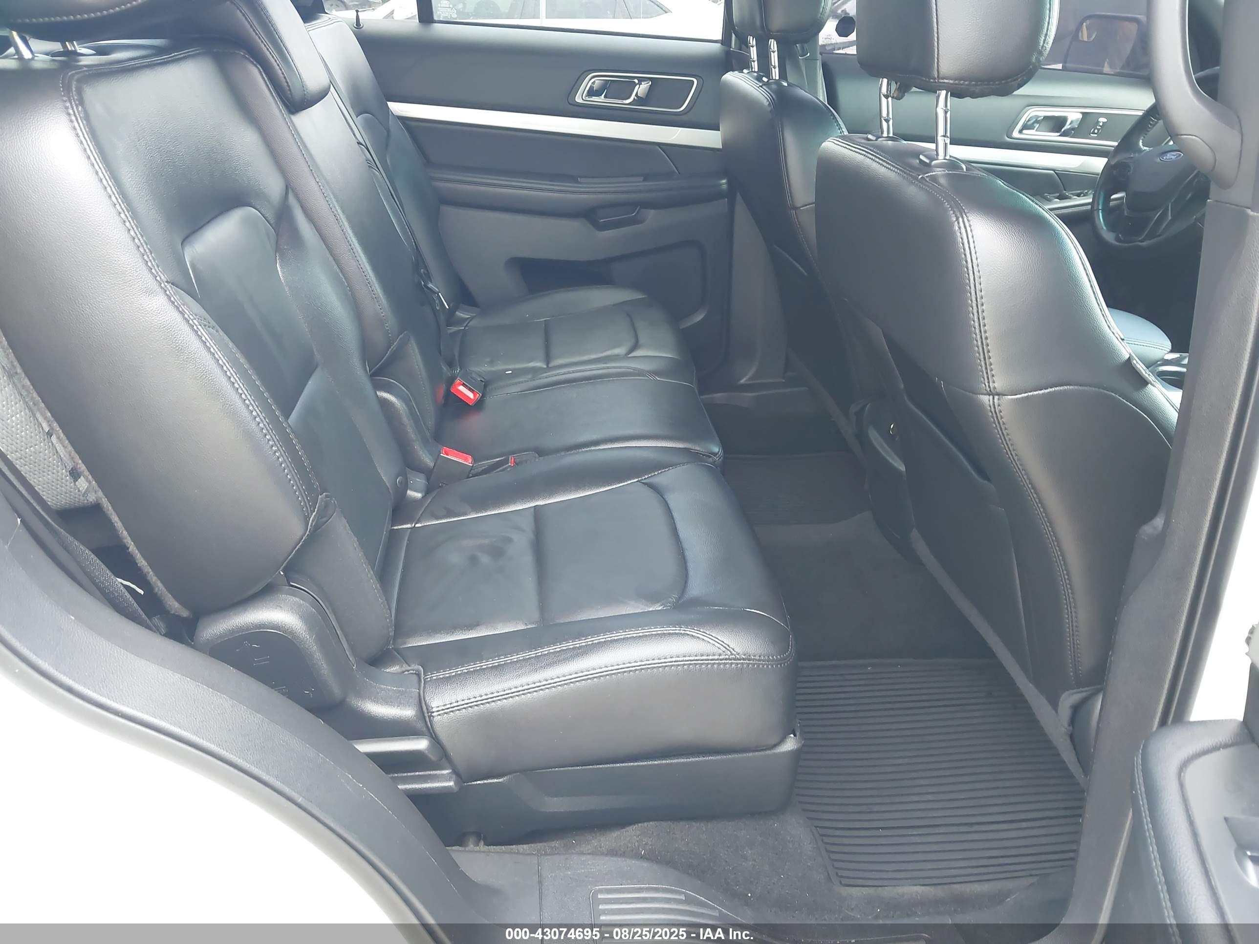 FORD EXPLORER image 8