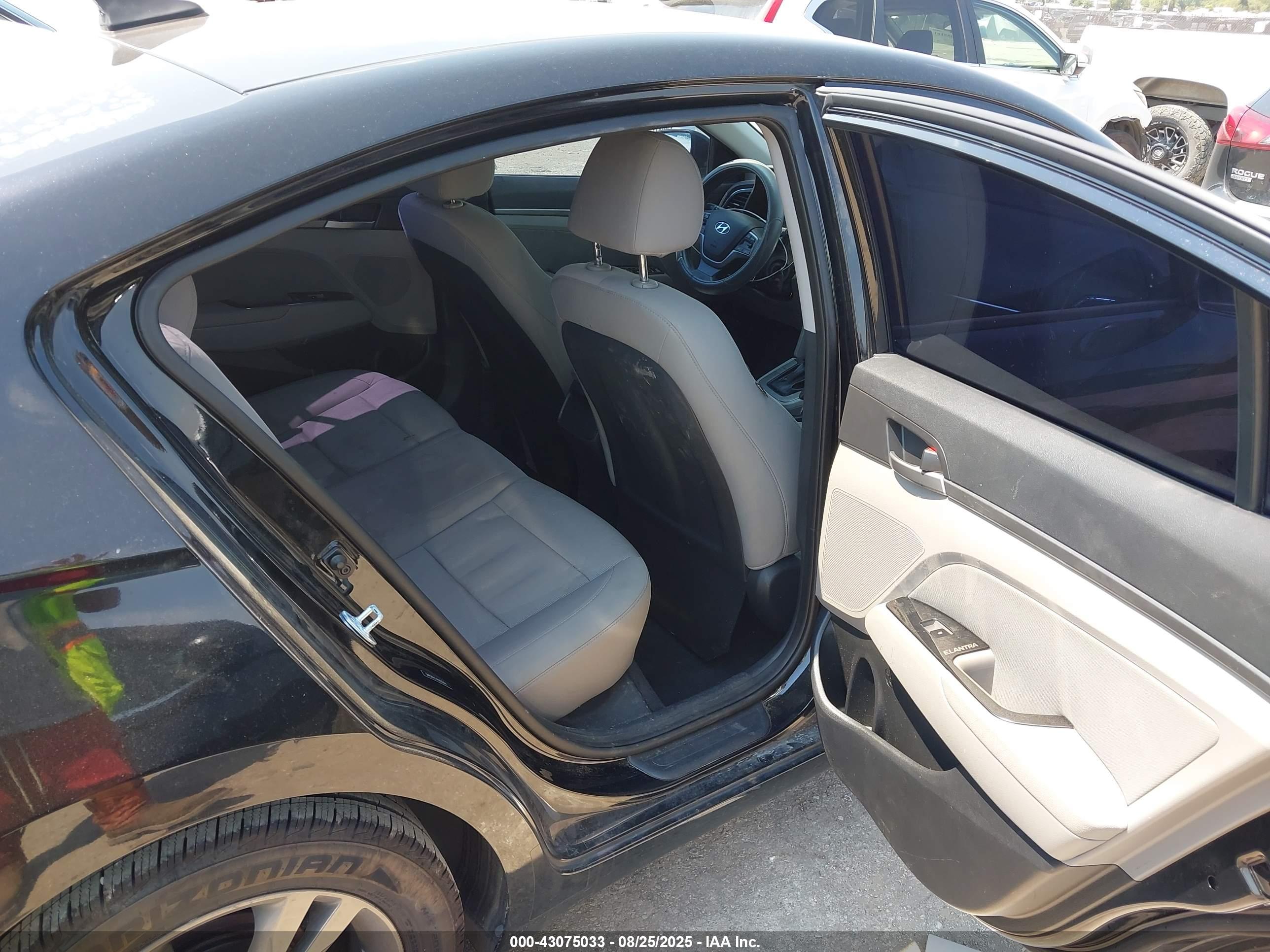 HYUNDAI ELANTRA image 8