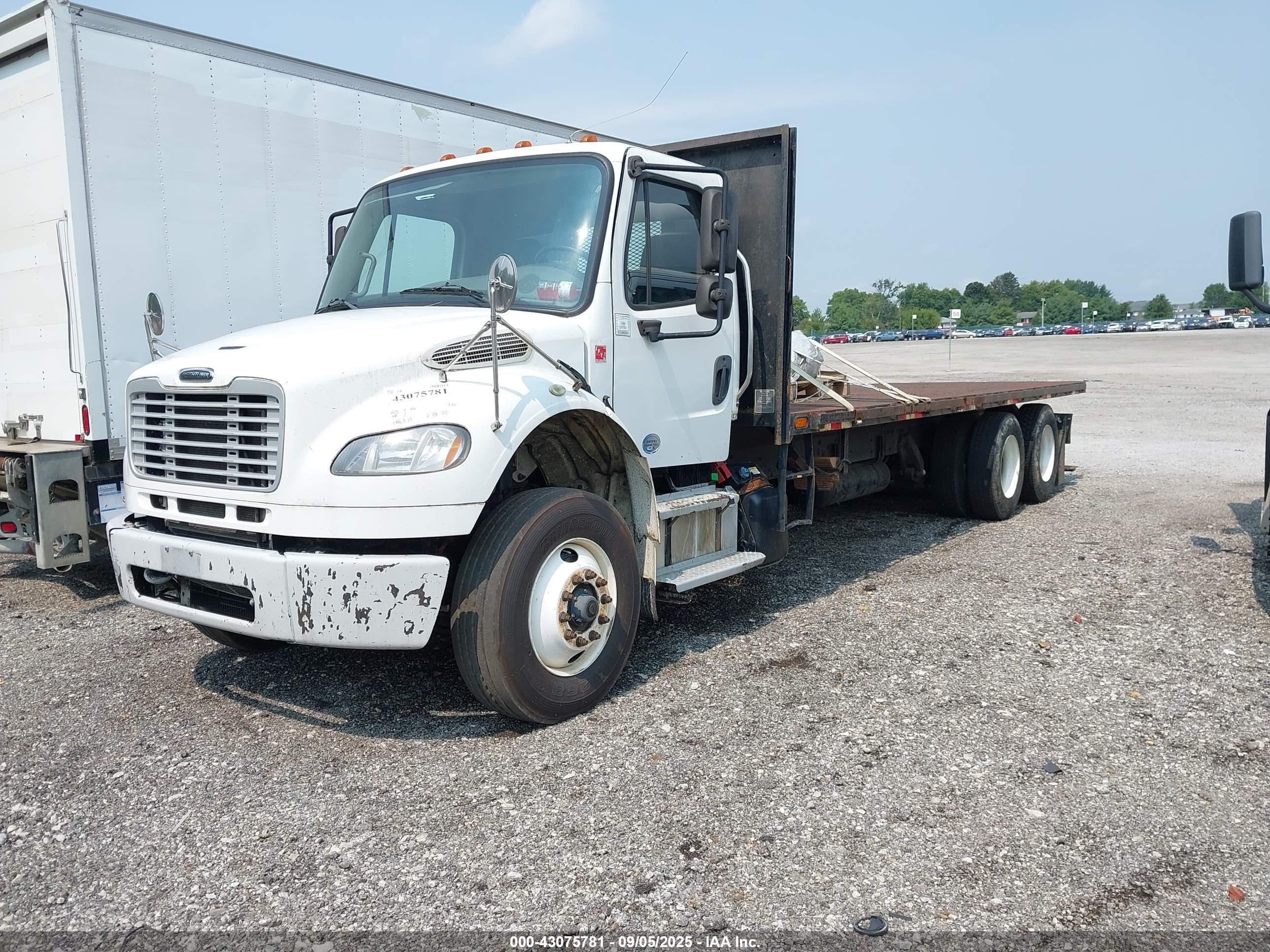 FREIGHTLINER M2 image 2