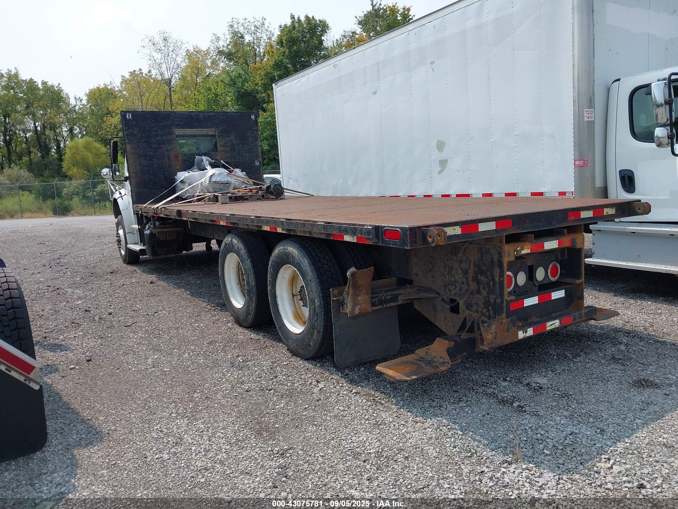 FREIGHTLINER M2 image 3