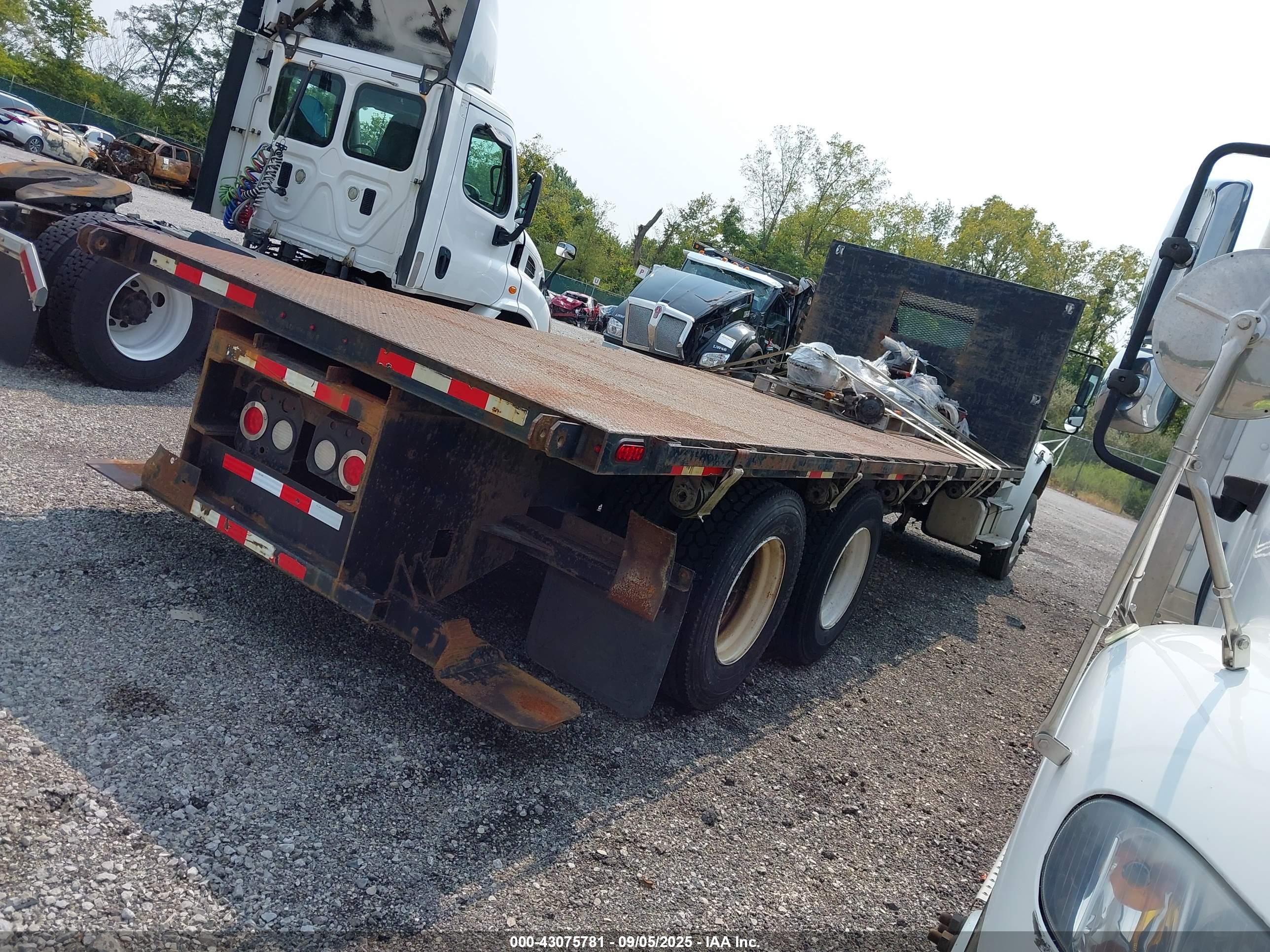 FREIGHTLINER M2 image 4