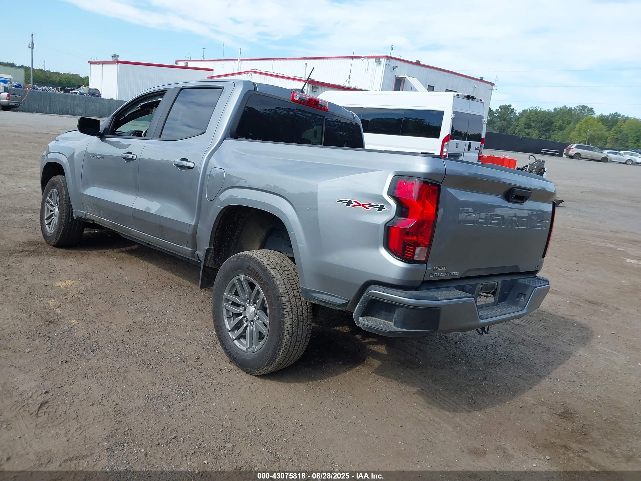 CHEVROLET COLORADO image 3