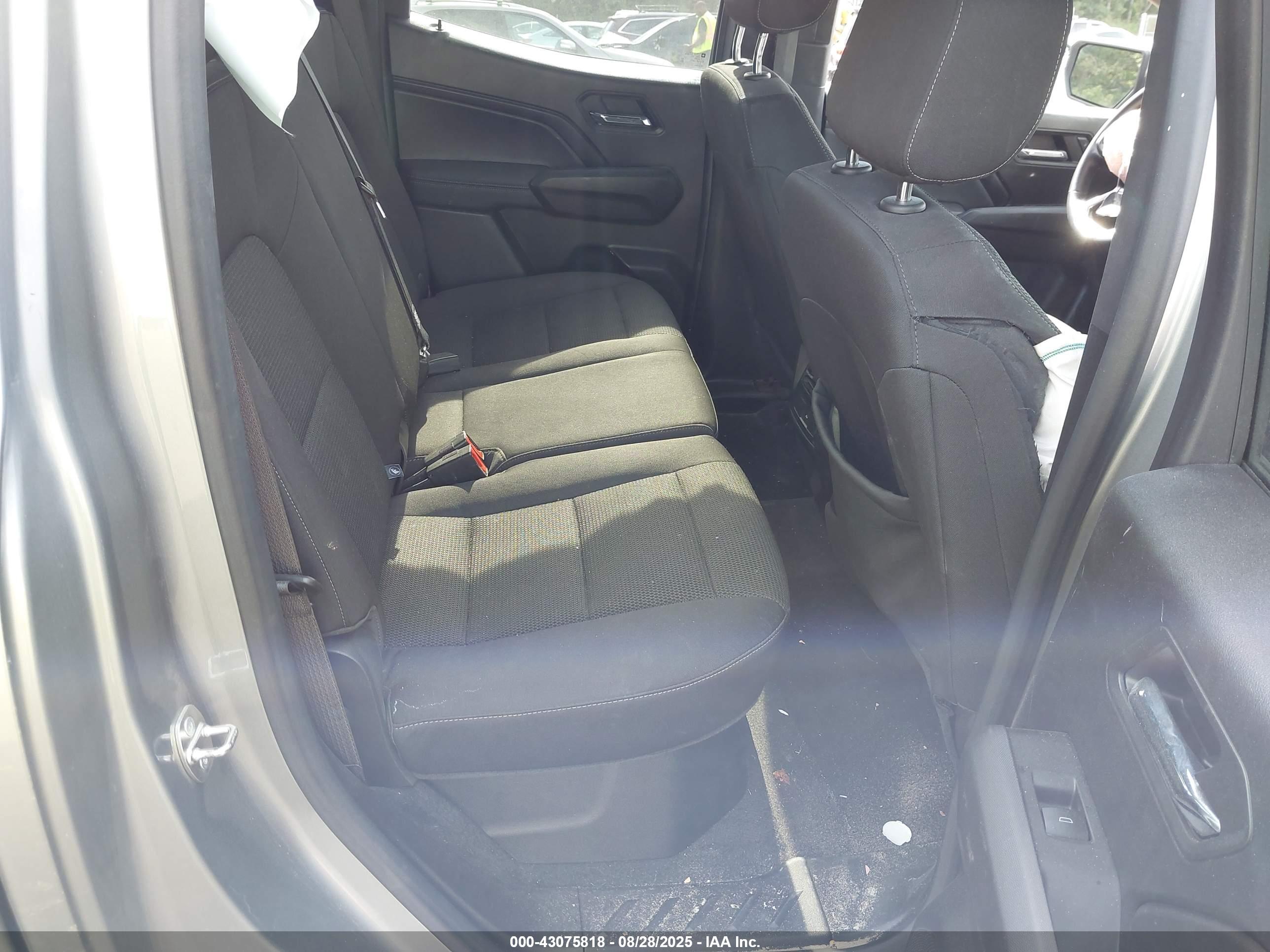 CHEVROLET COLORADO image 8