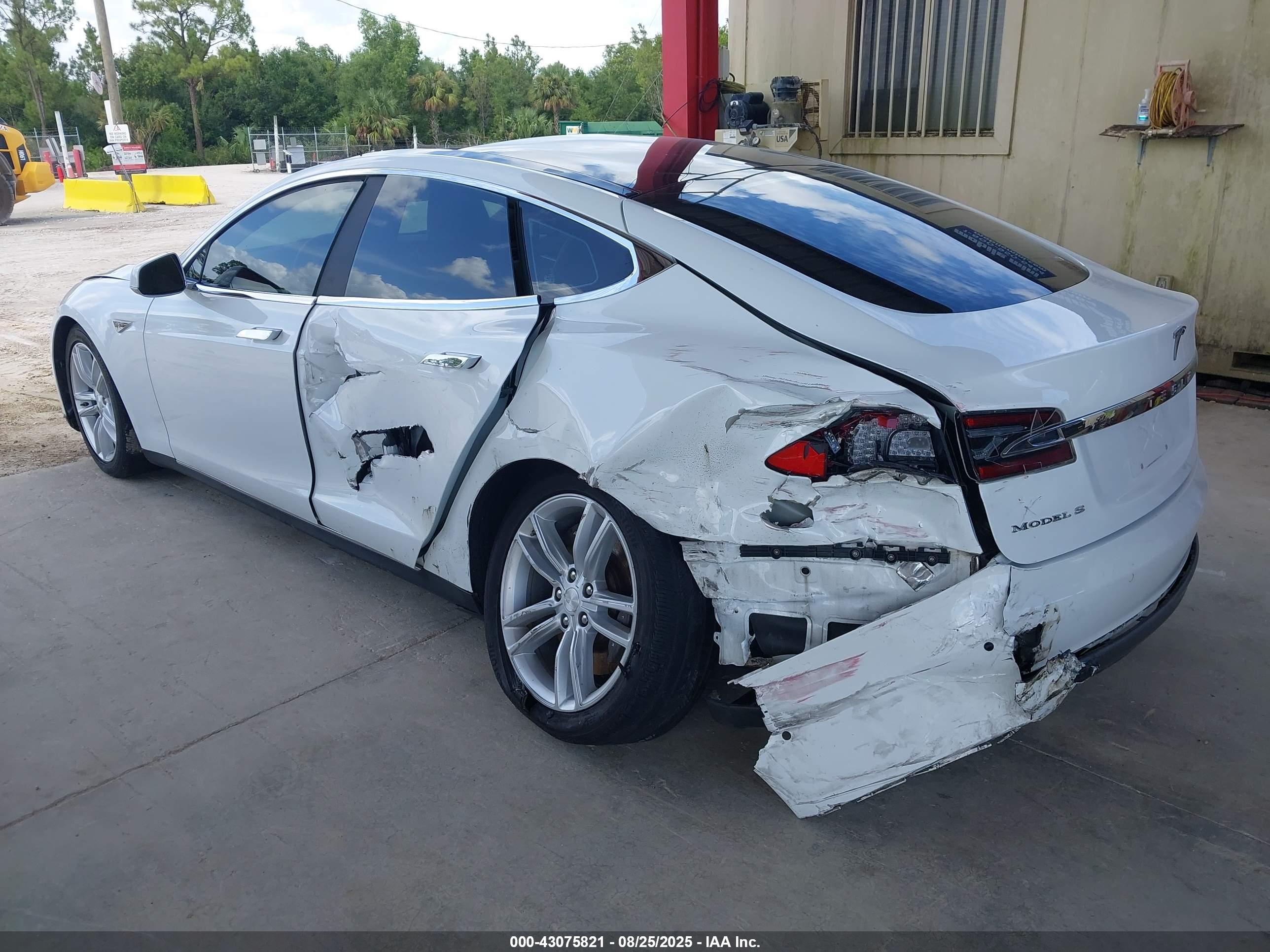 TESLA MODEL image 3