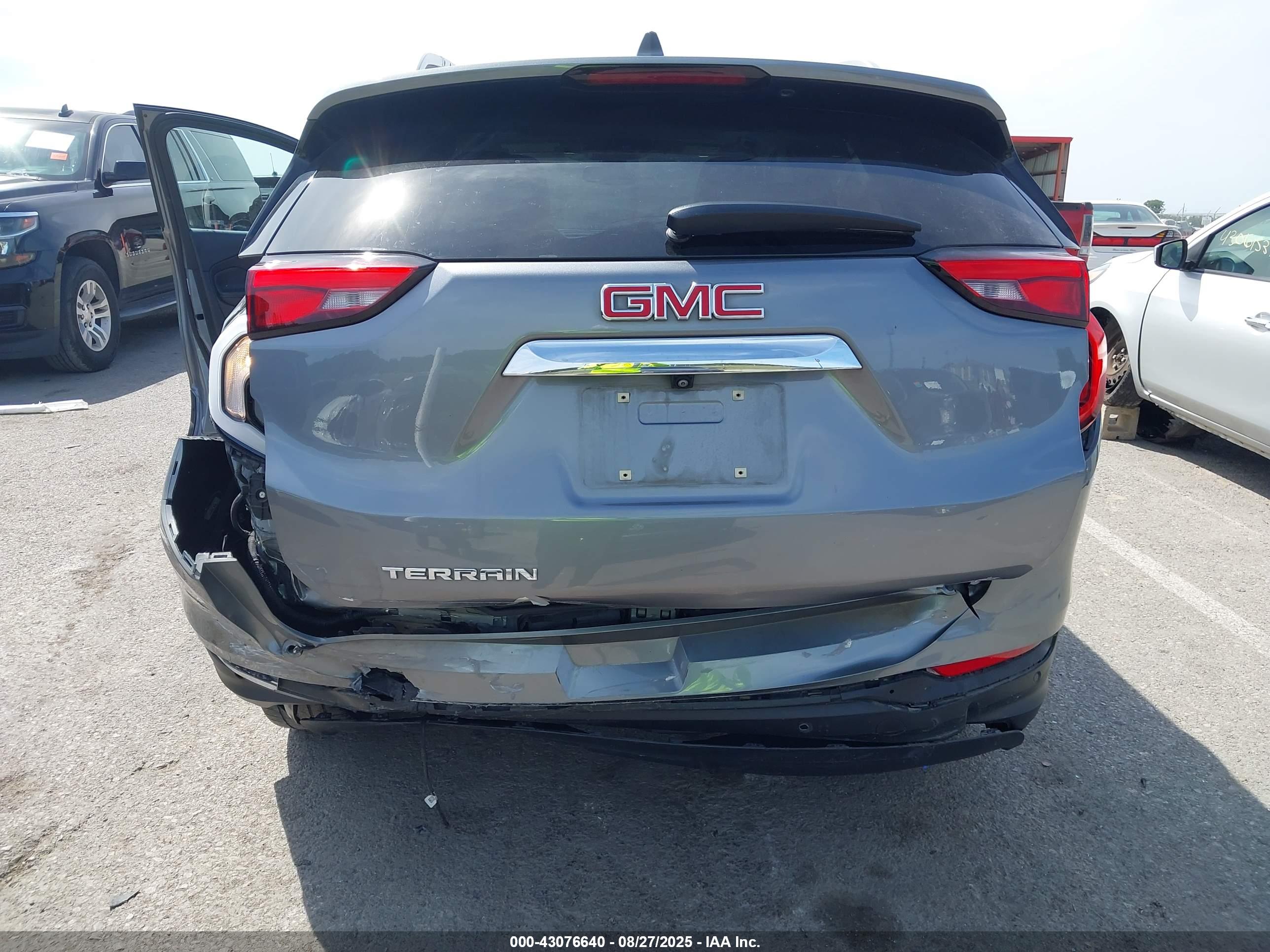 GMC TERRAIN image 6
