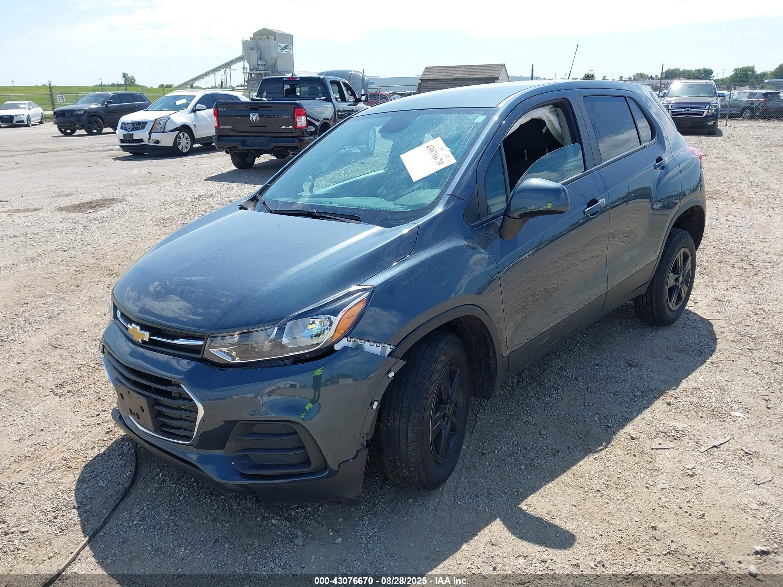 CHEVROLET TRAX image 2