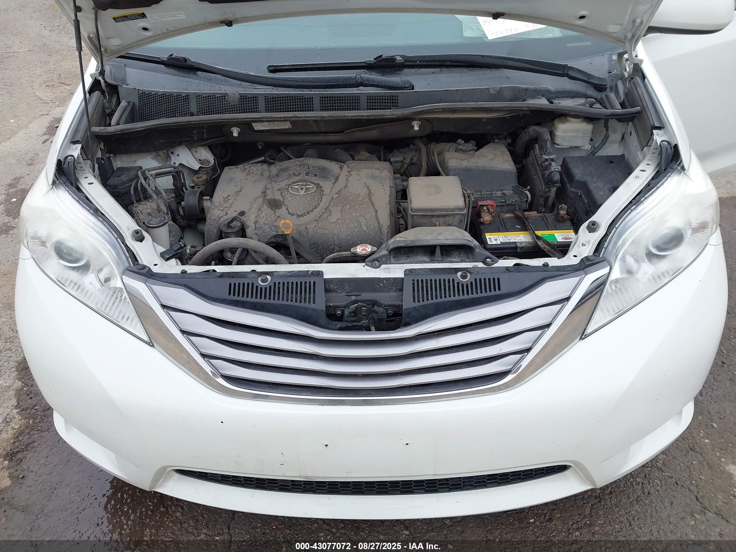 TOYOTA SIENNA image 10