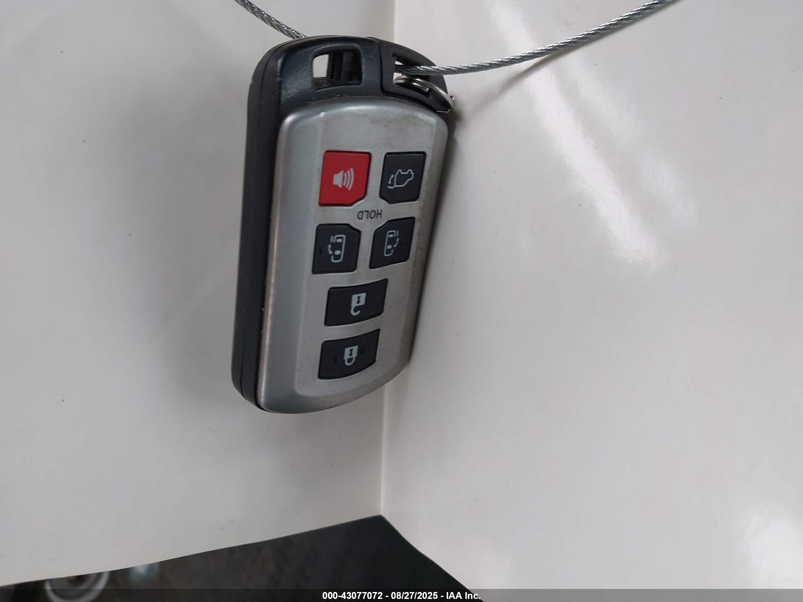 TOYOTA SIENNA image 11