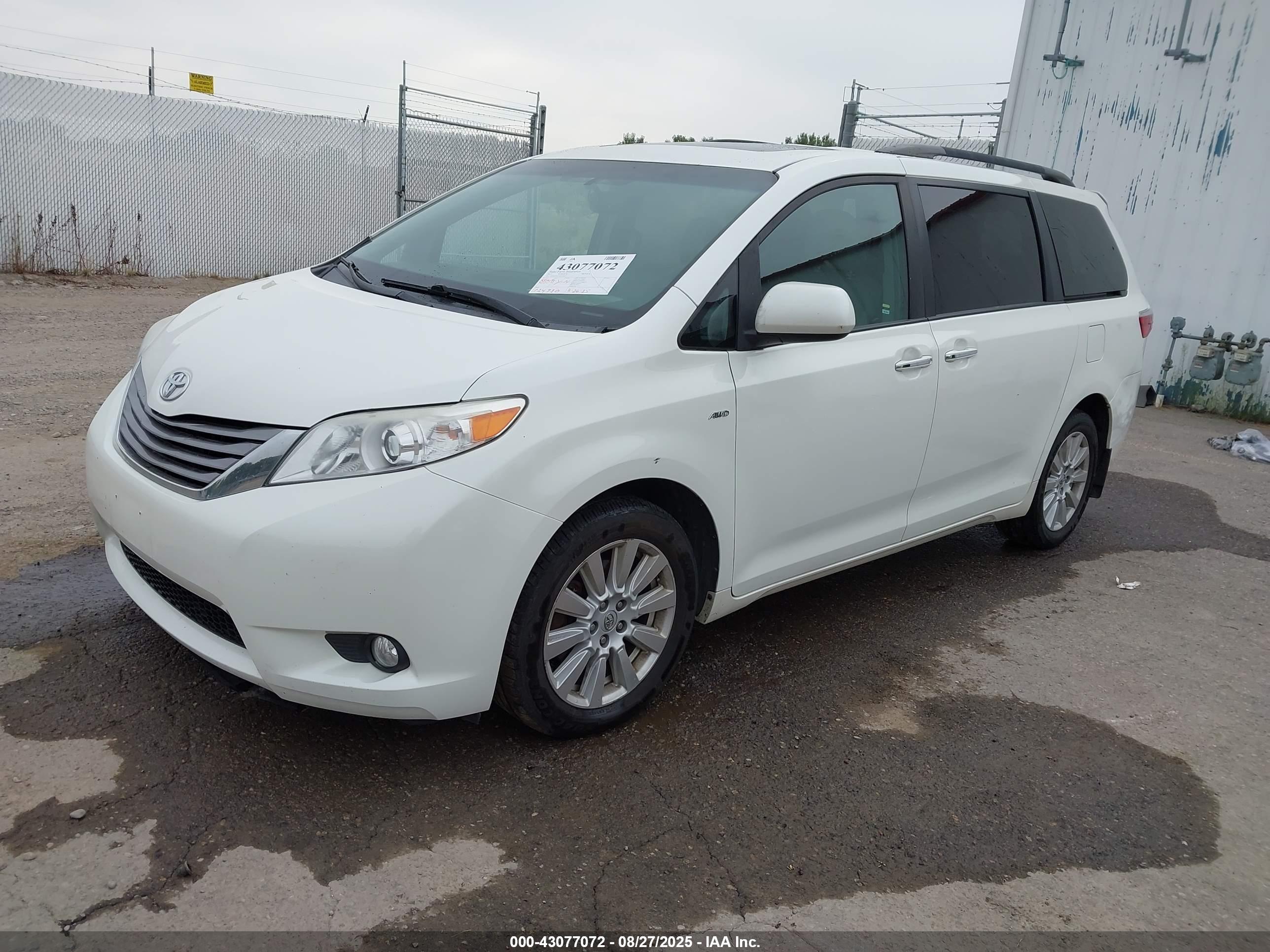 TOYOTA SIENNA image 2