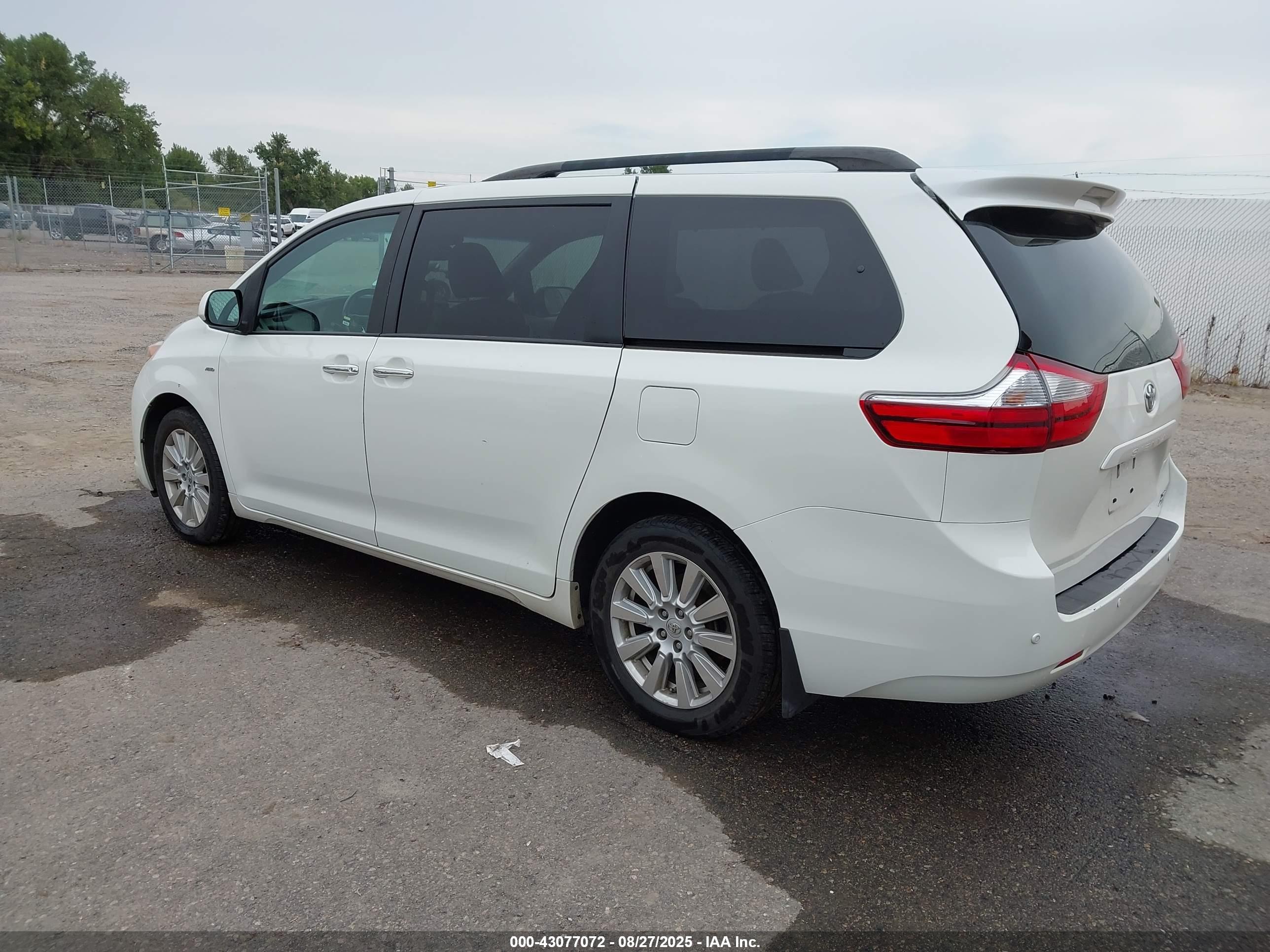 TOYOTA SIENNA image 3